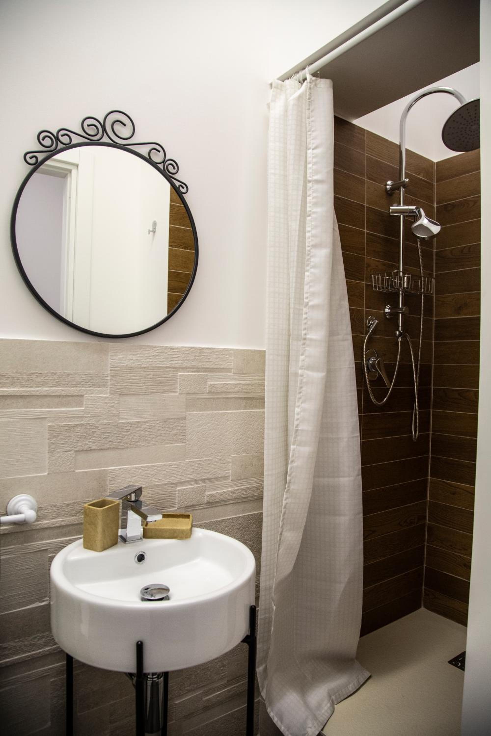 Junior Suite with Balcony - Photo 7