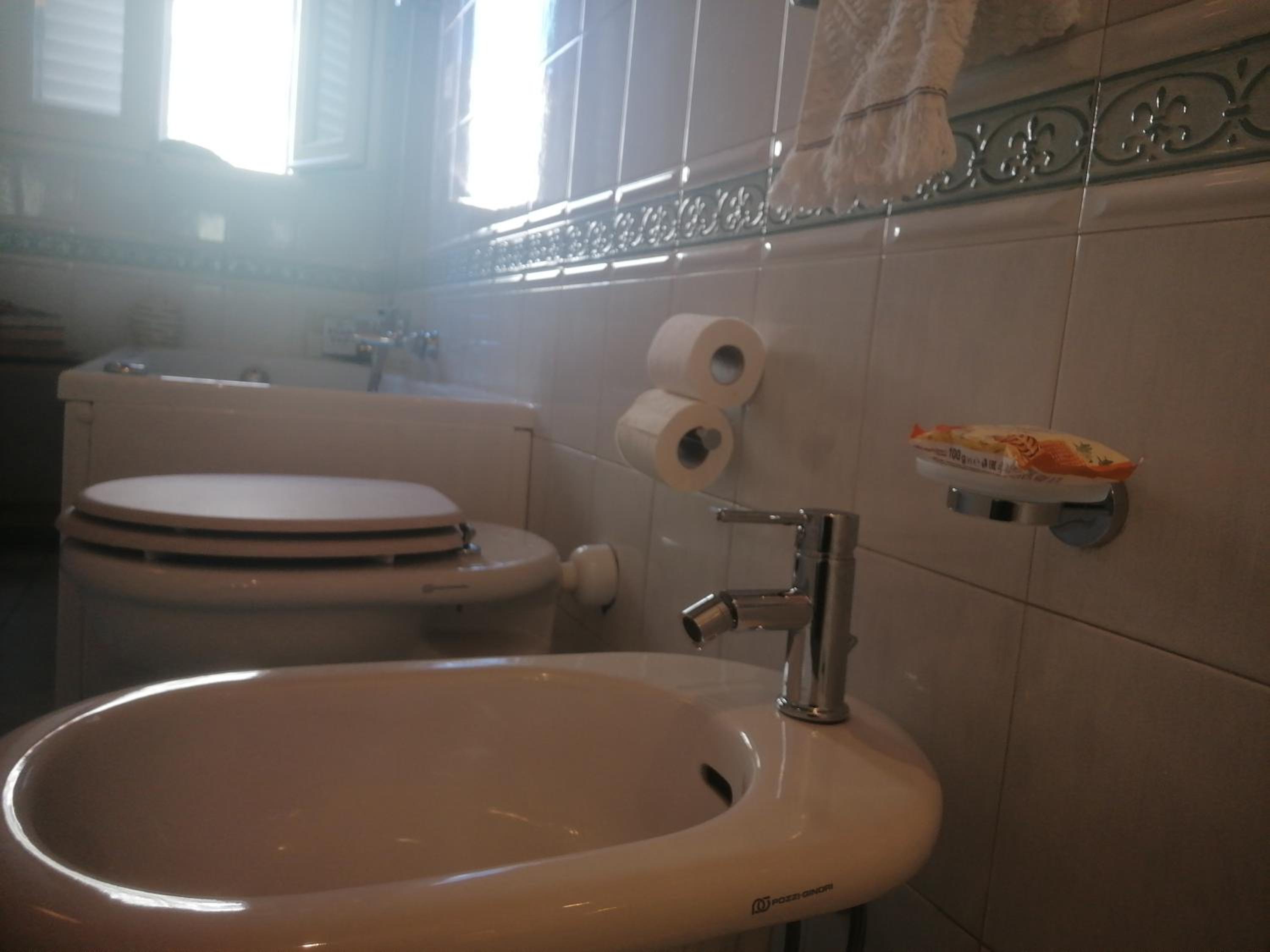 Double Room with Spa Bath - Photo 30