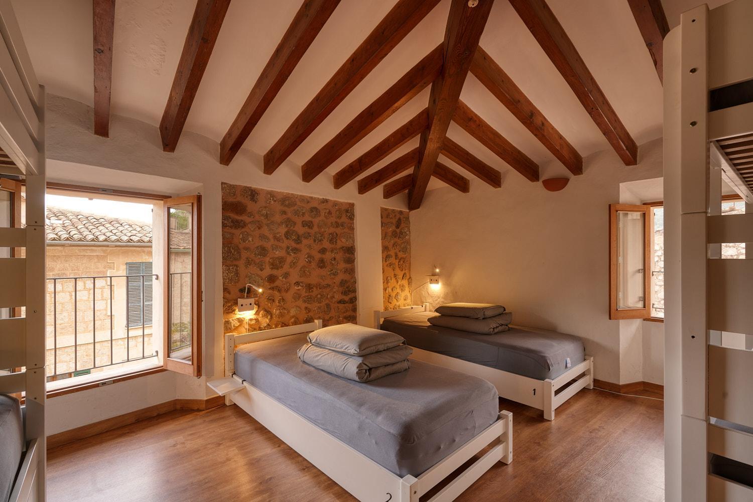 Habitación compartida mixta de 6 camas