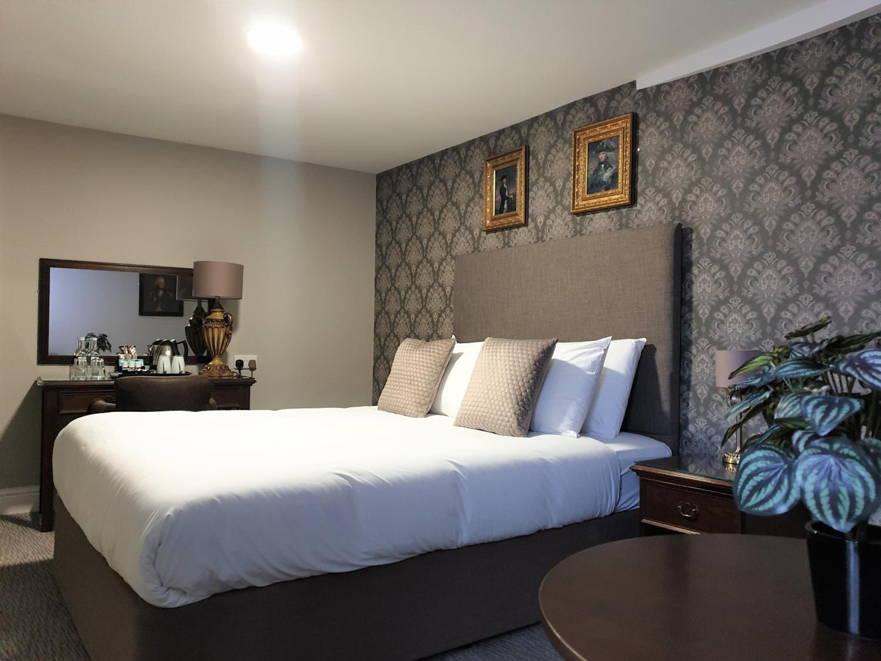 Deluxe King Room - Non-Smoking - Photo 5