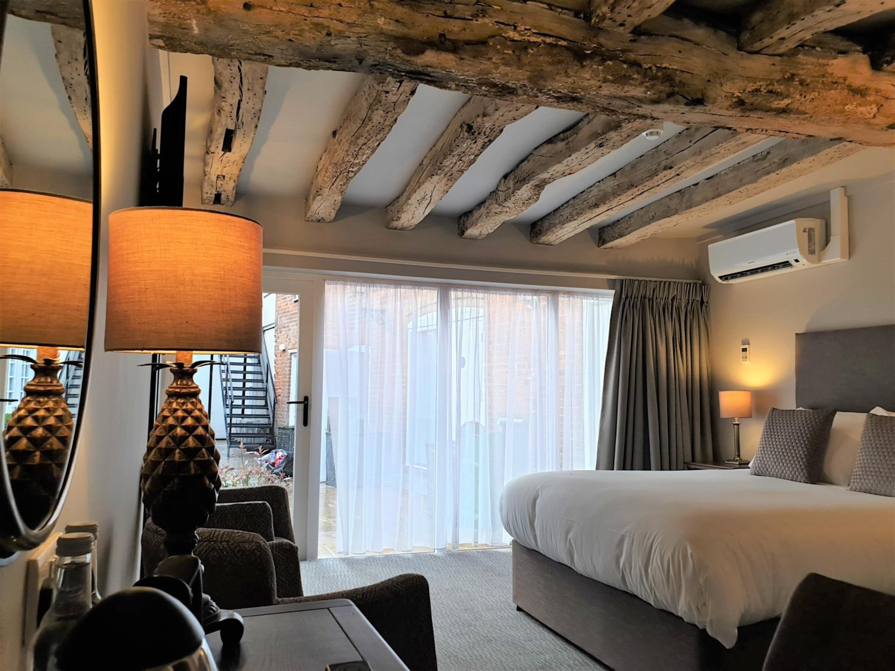 Large Deluxe King Room - Non-Smoking - Photo 3