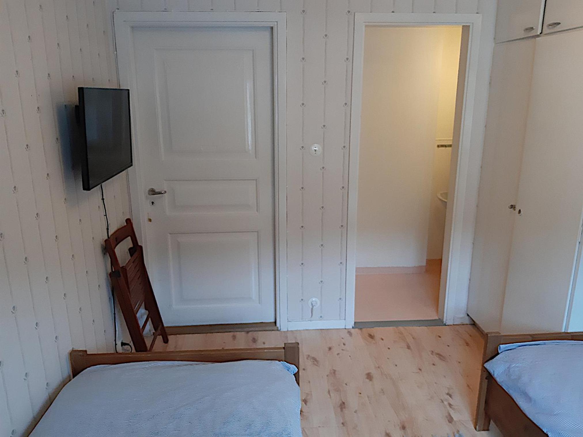 Twin Room with Shared Bathroom photo 2