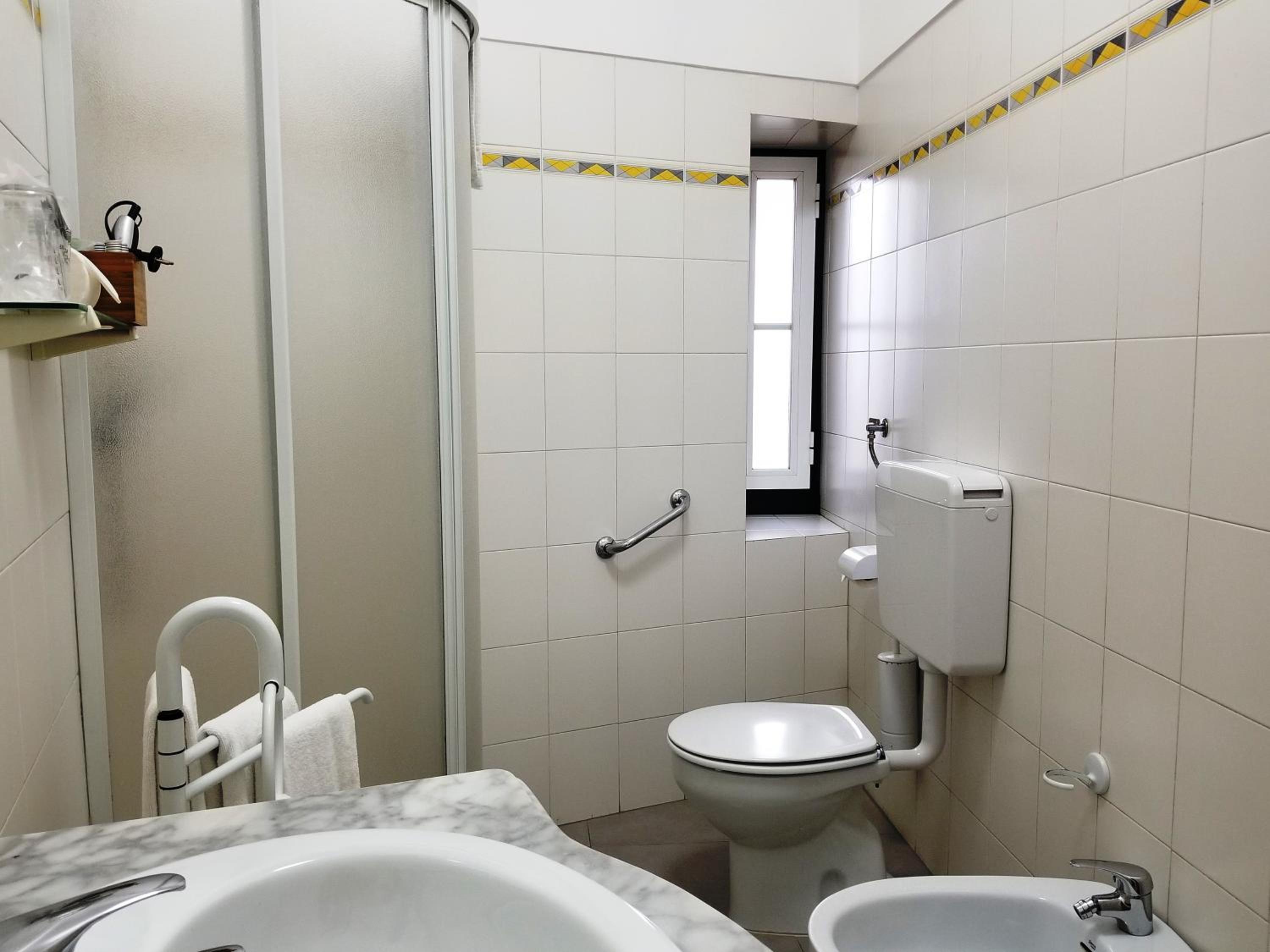 Twin Room with Private Bathroom - Photo 5