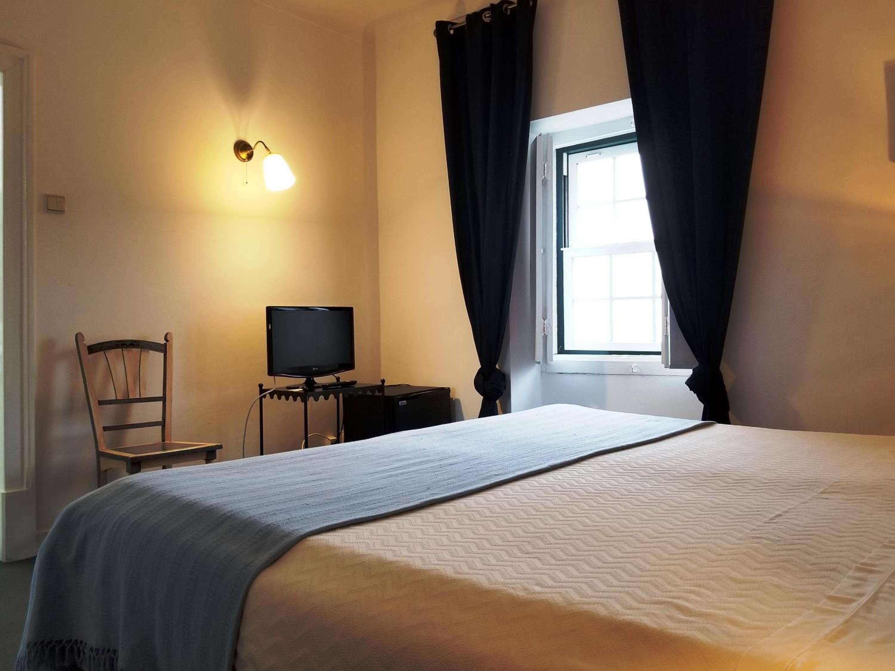 Twin Room with Private Bathroom - Photo 6