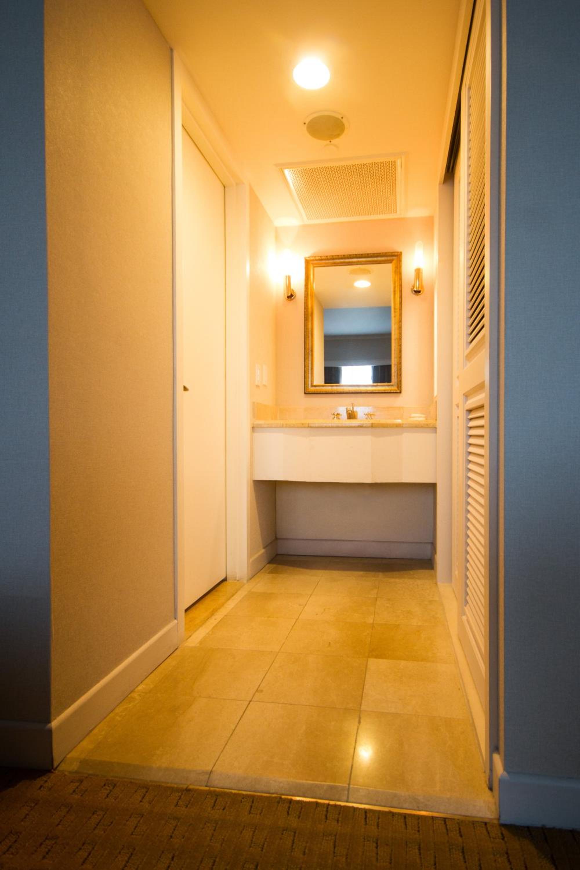 Junior King Suite with Lake View - Photo 7