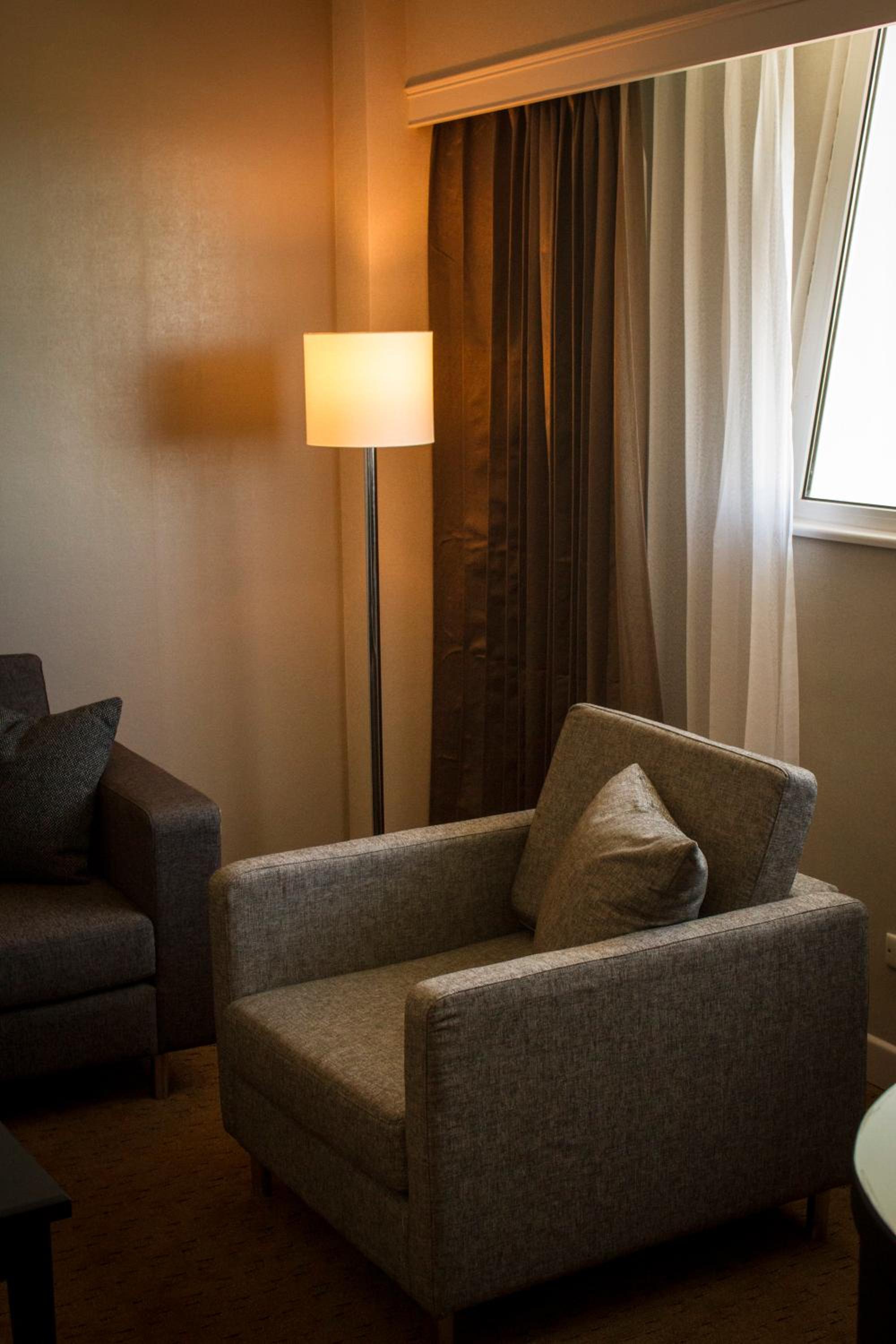 Junior King Suite with Lake View - Photo 4