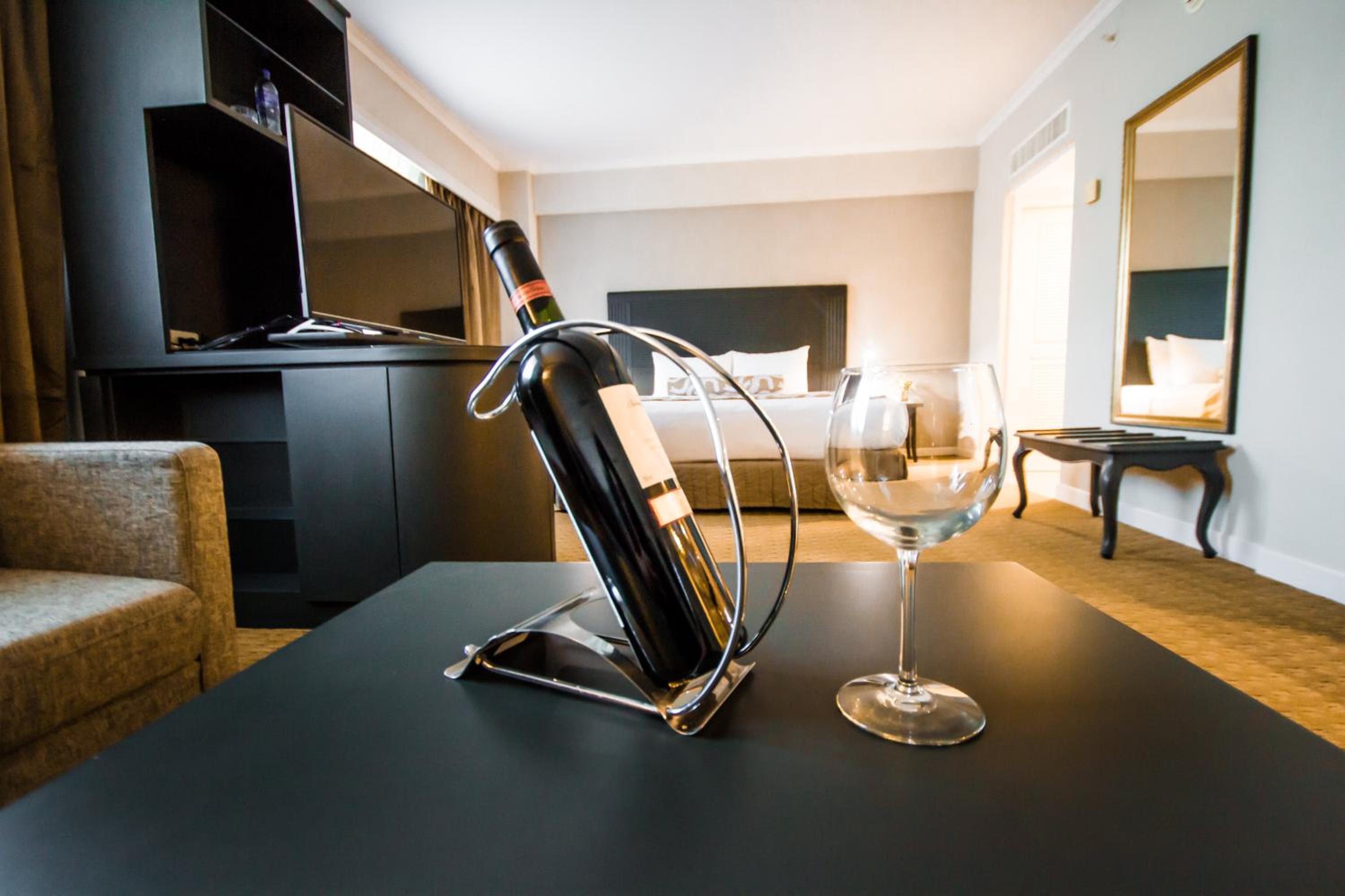 Junior King Suite with Lake View - Photo 2