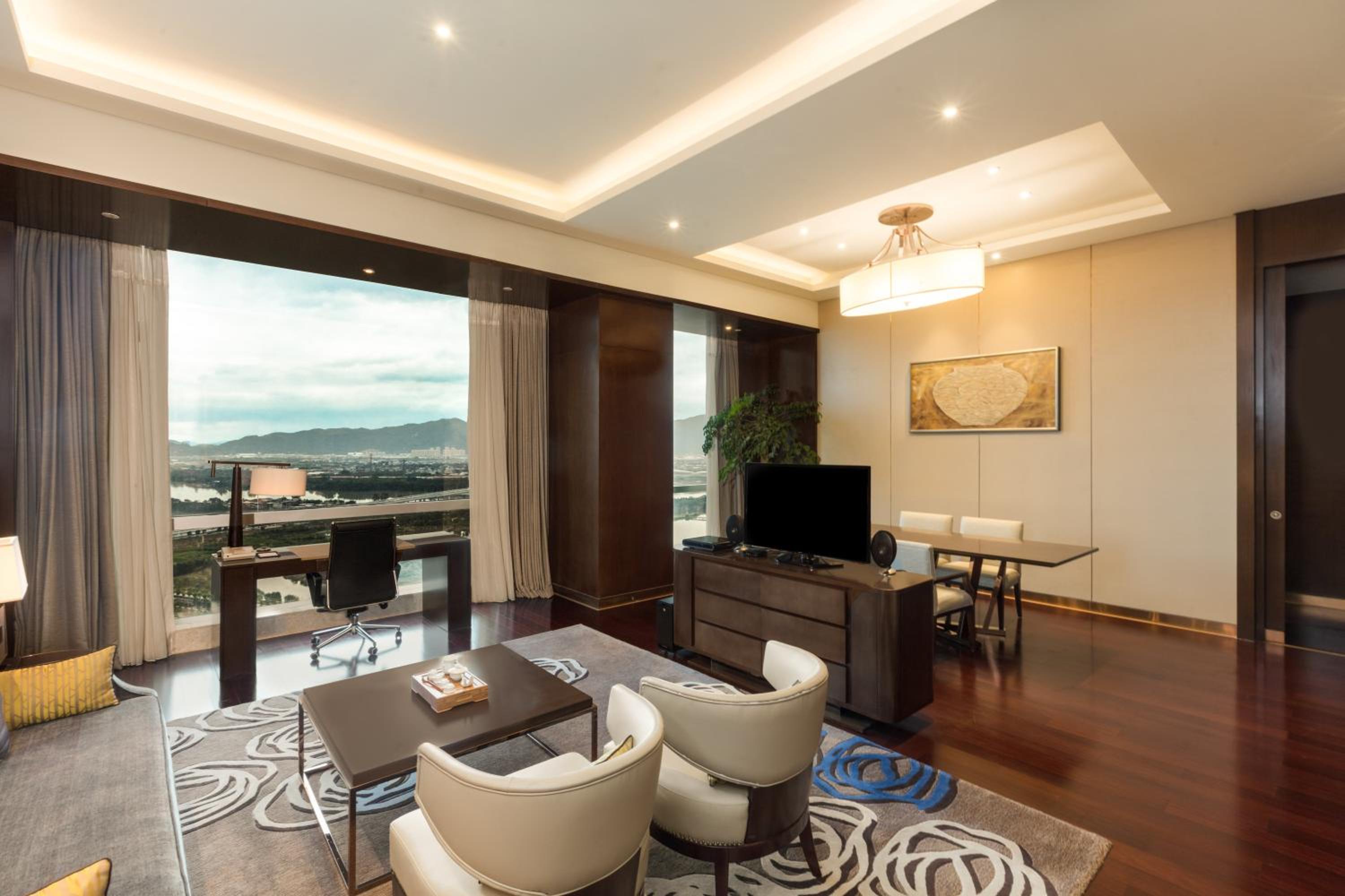 Deluxe King Suite with Living and Dining Area photo 1