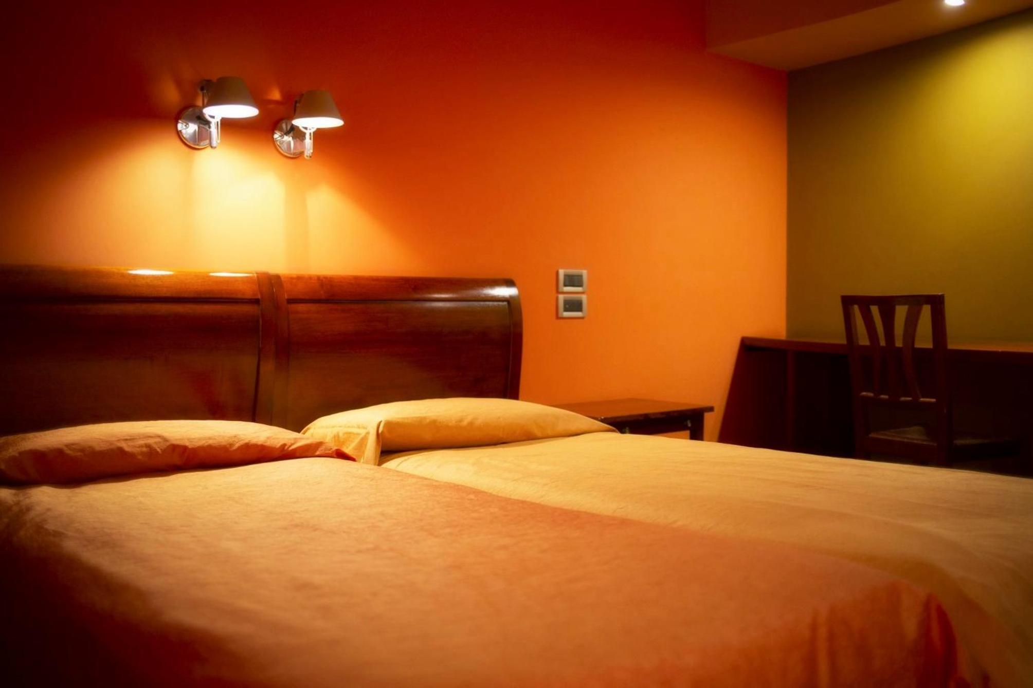 Standard Twin Room - Photo 4