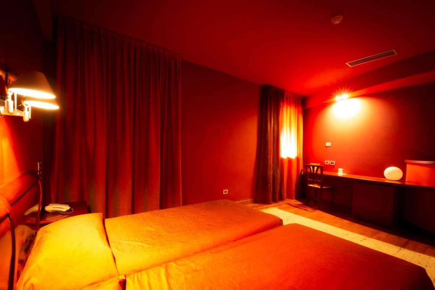 Standard Twin Room - Photo 3
