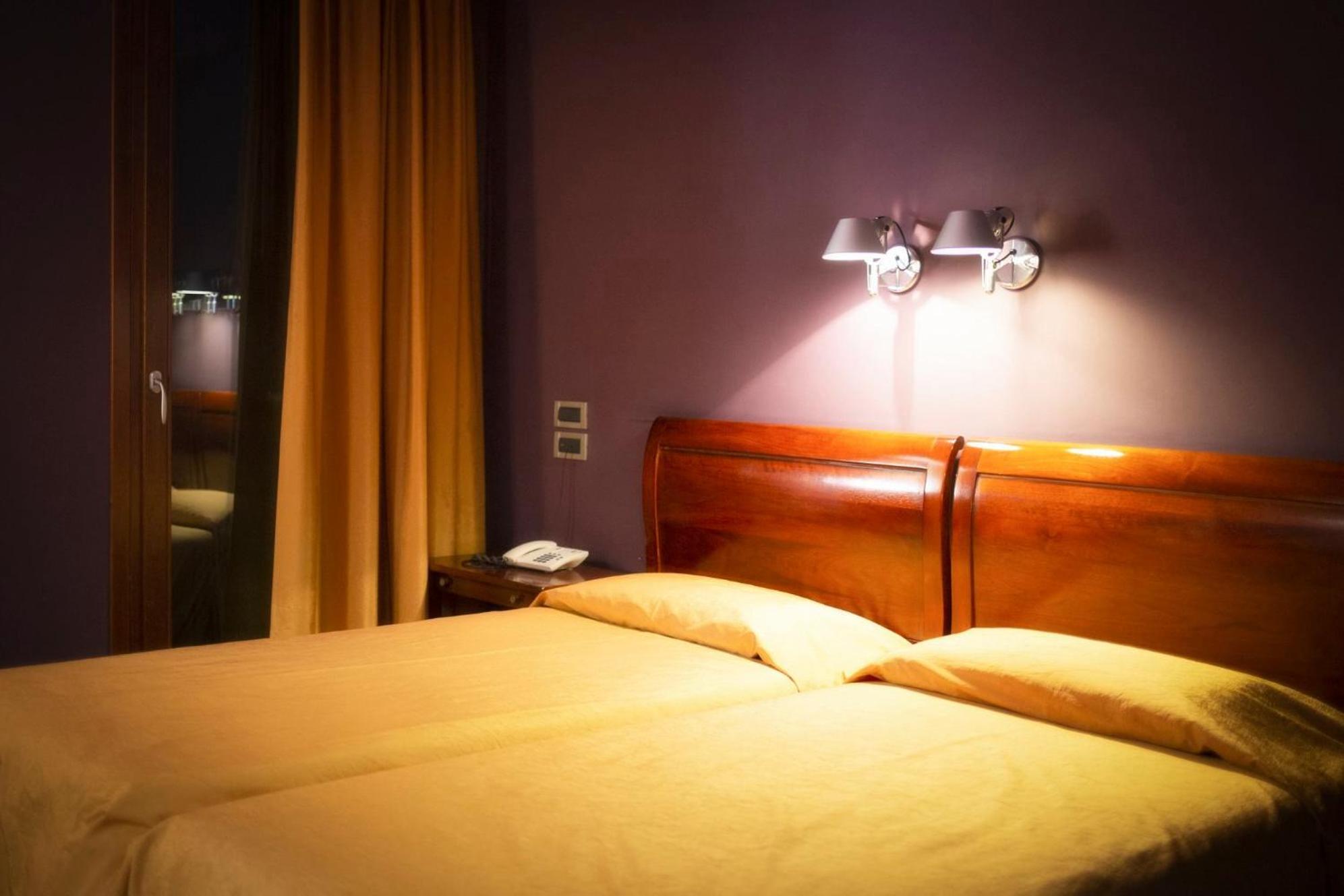 Standard Twin Room - Photo 1