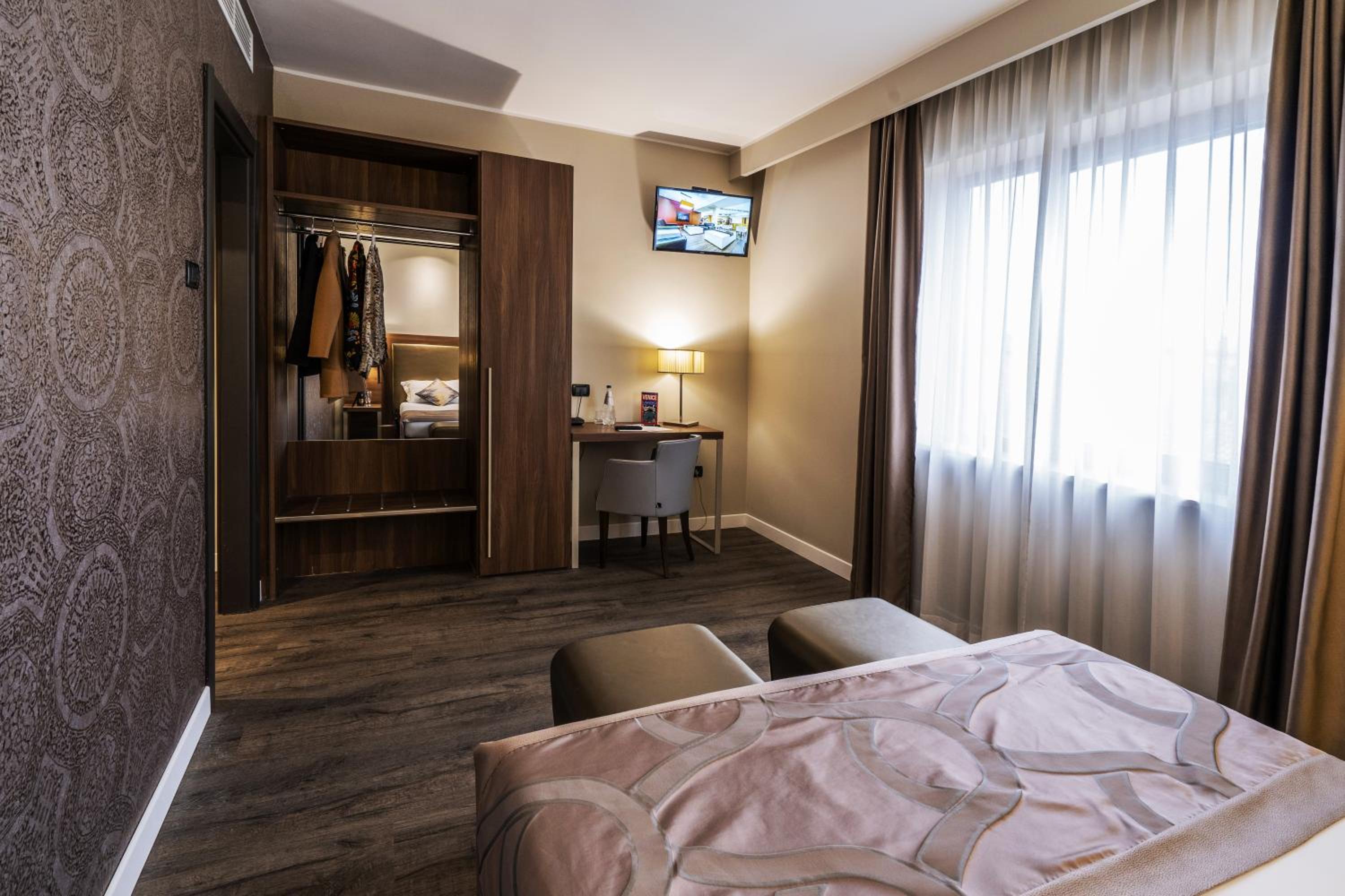 Classic Double or Twin Room - Photo 4