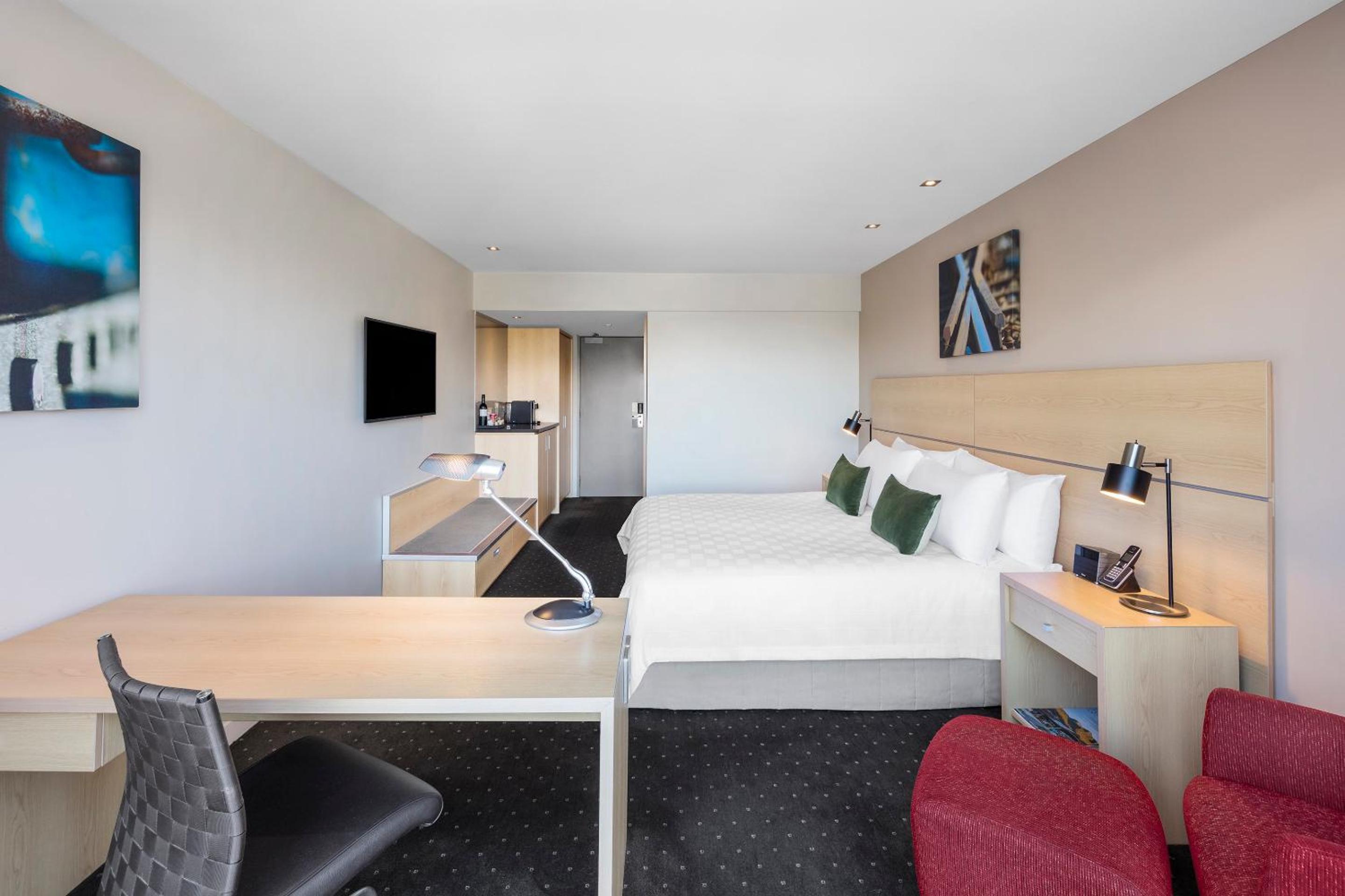 Standard King Room with Balcony - Photo 9