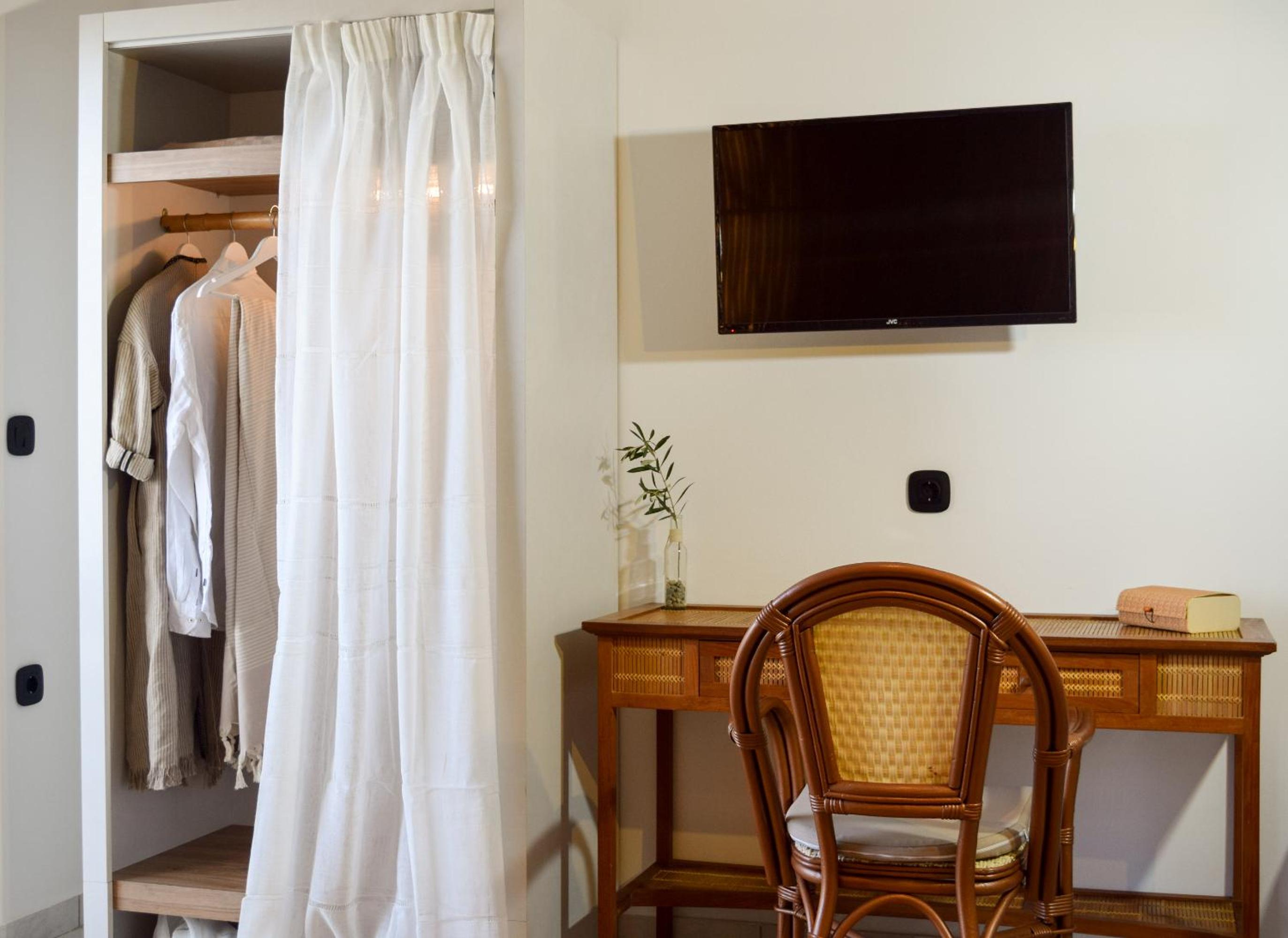 Superior Double Room with Pool View photo 3