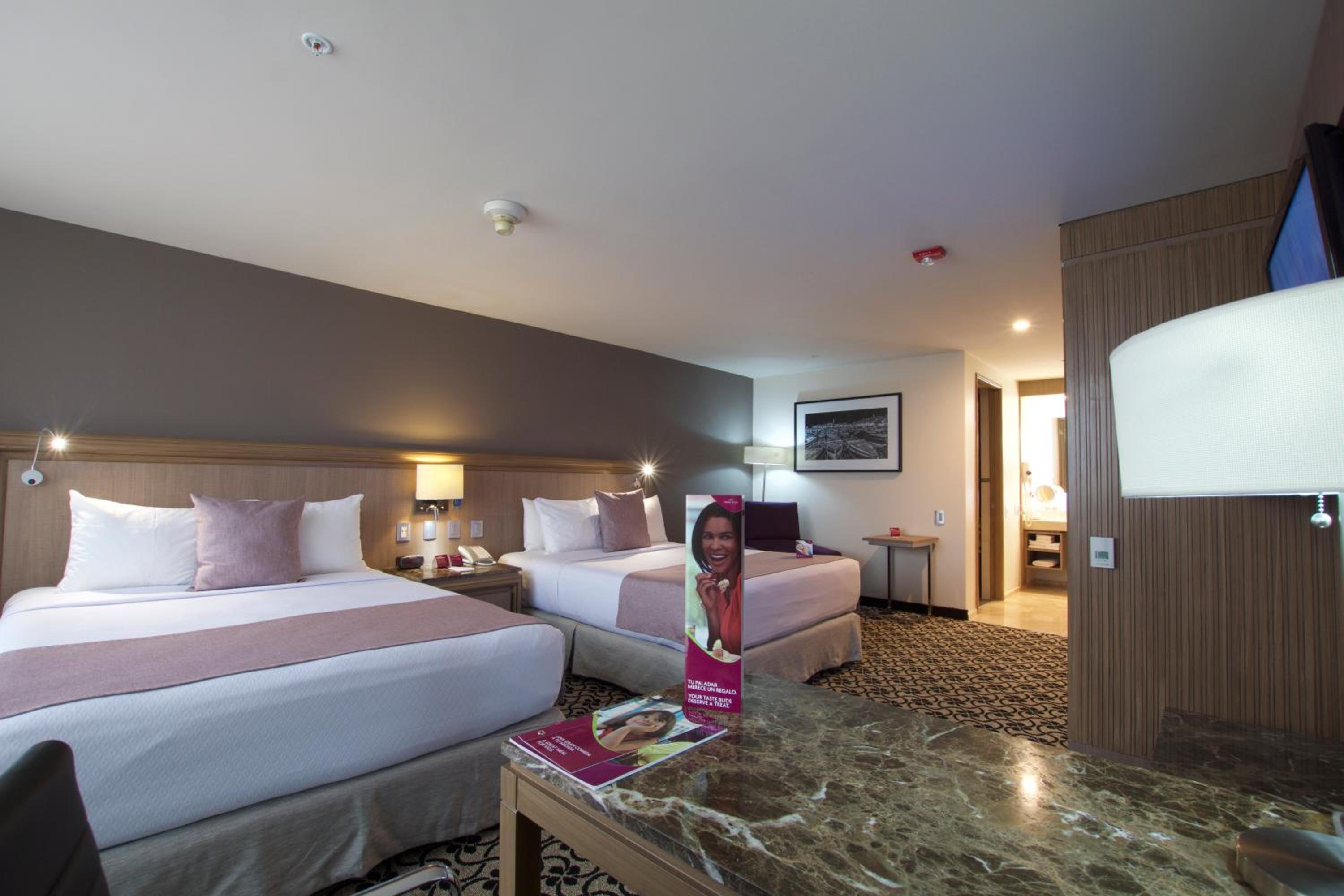Standard Room with Two Queen Beds - Photo 5