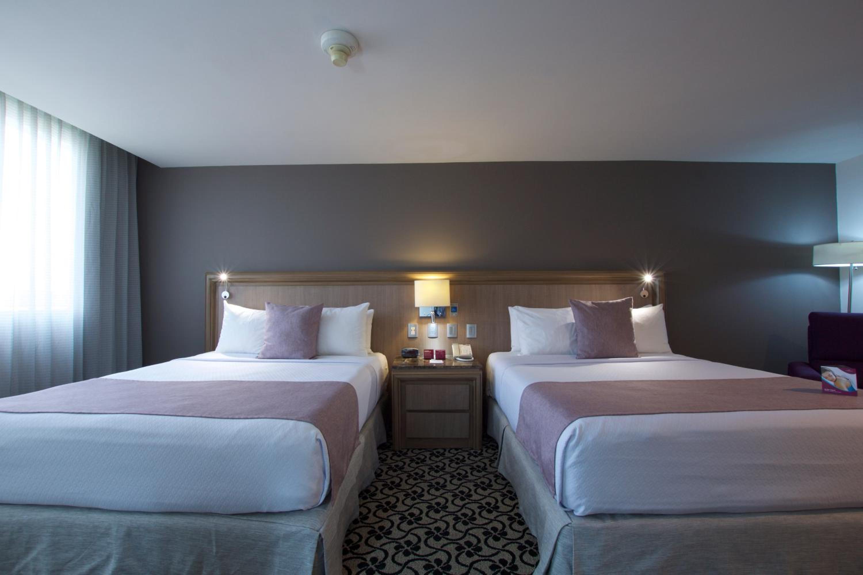 Standard Room with Two Queen Beds - Photo 4