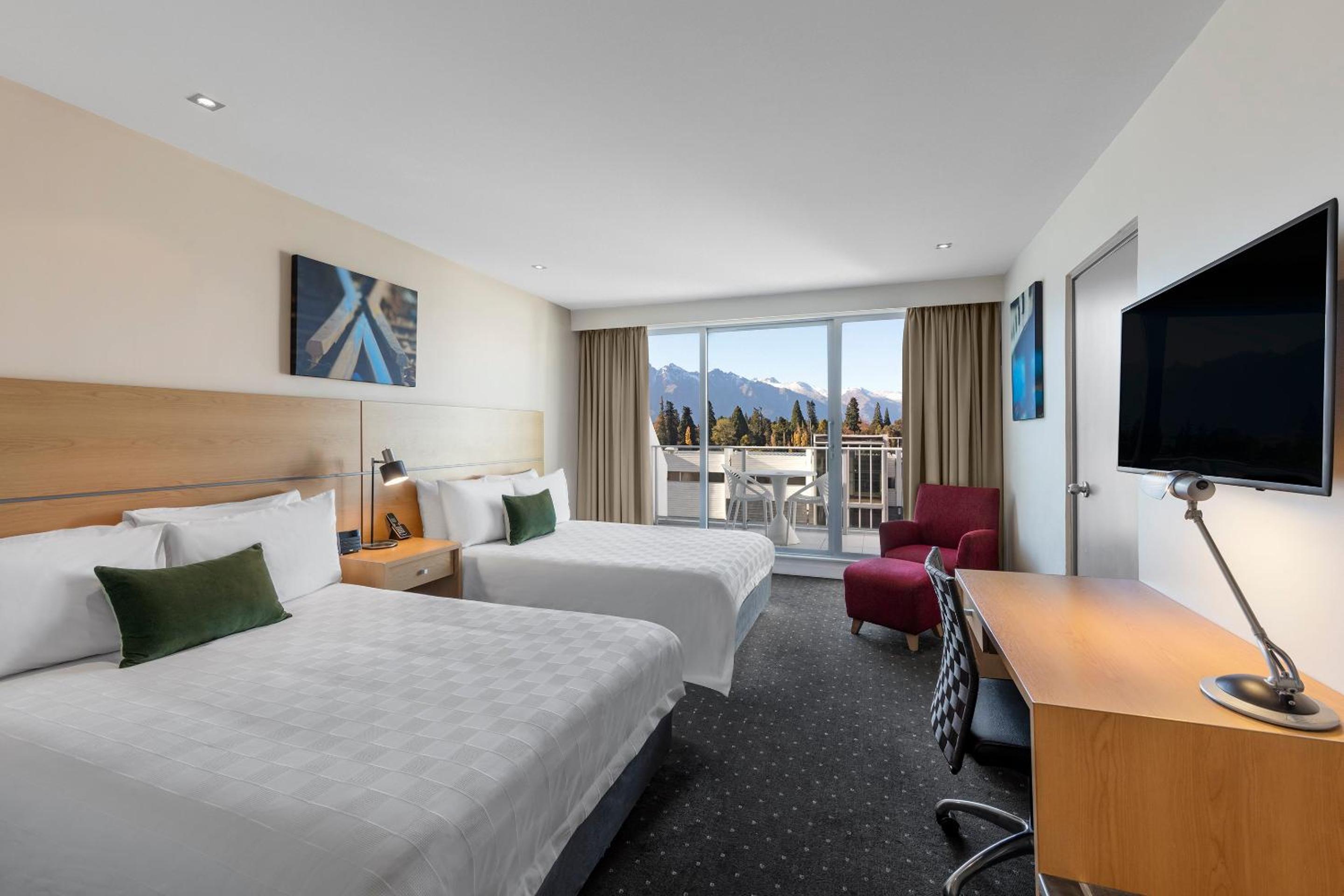 Mountain View Twin with Balcony - 2 Queen beds - Photo 8