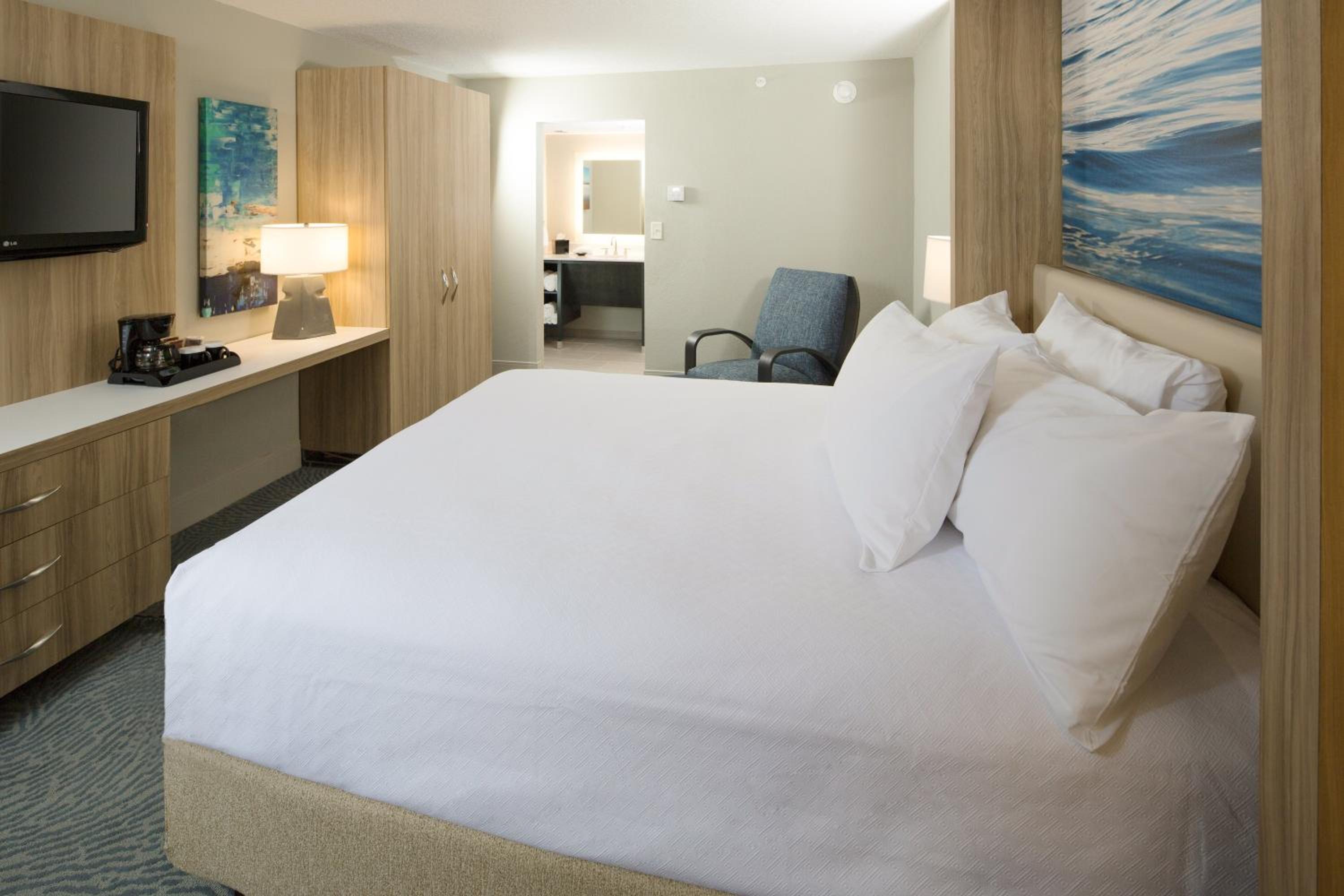 Standard King Room with Balcony - Photo 3