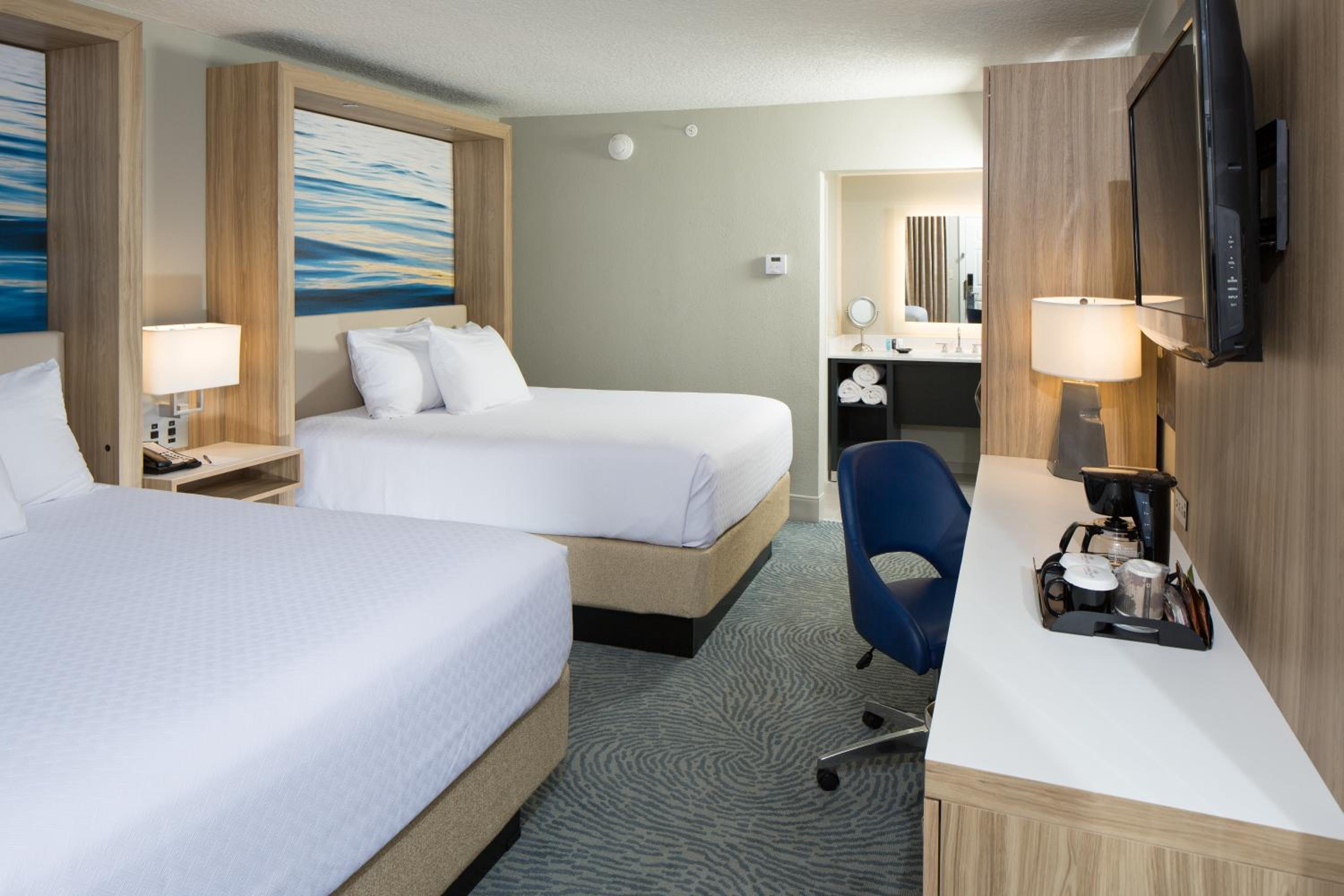 Standard Room with Two Queen Beds - Photo 3
