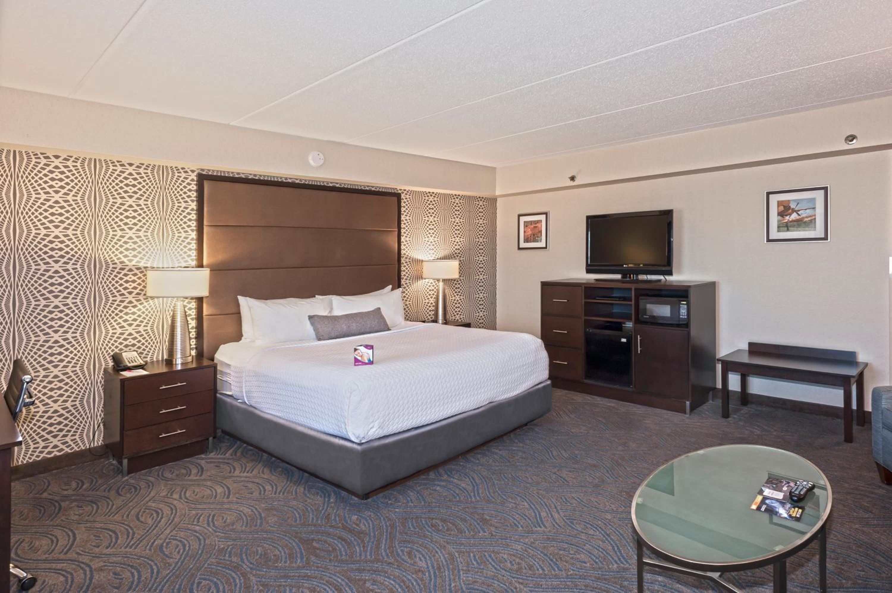 Premium King Room with Sofa Bed - Photo 2