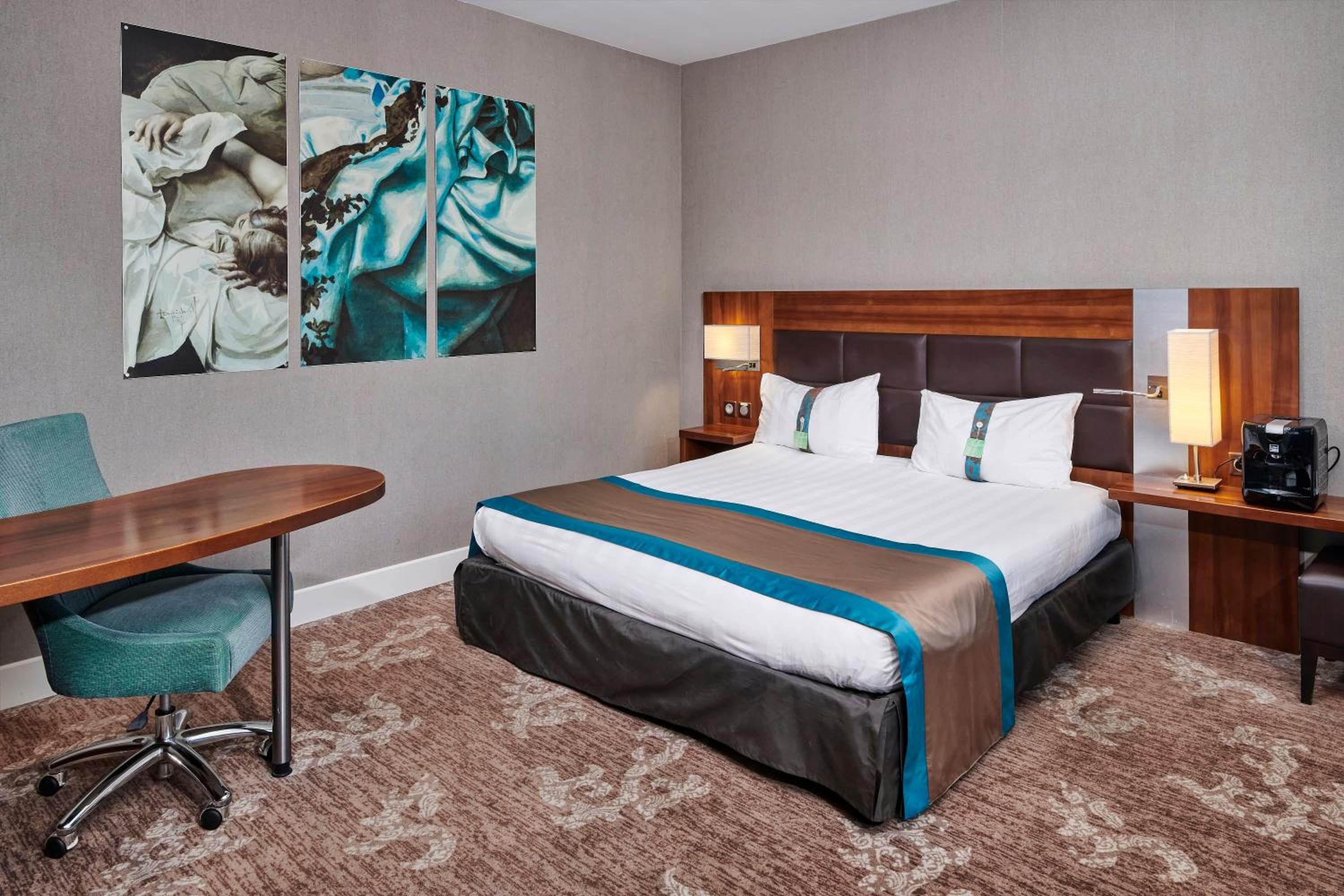 Standard King Room with Sofa Bed - Photo 1