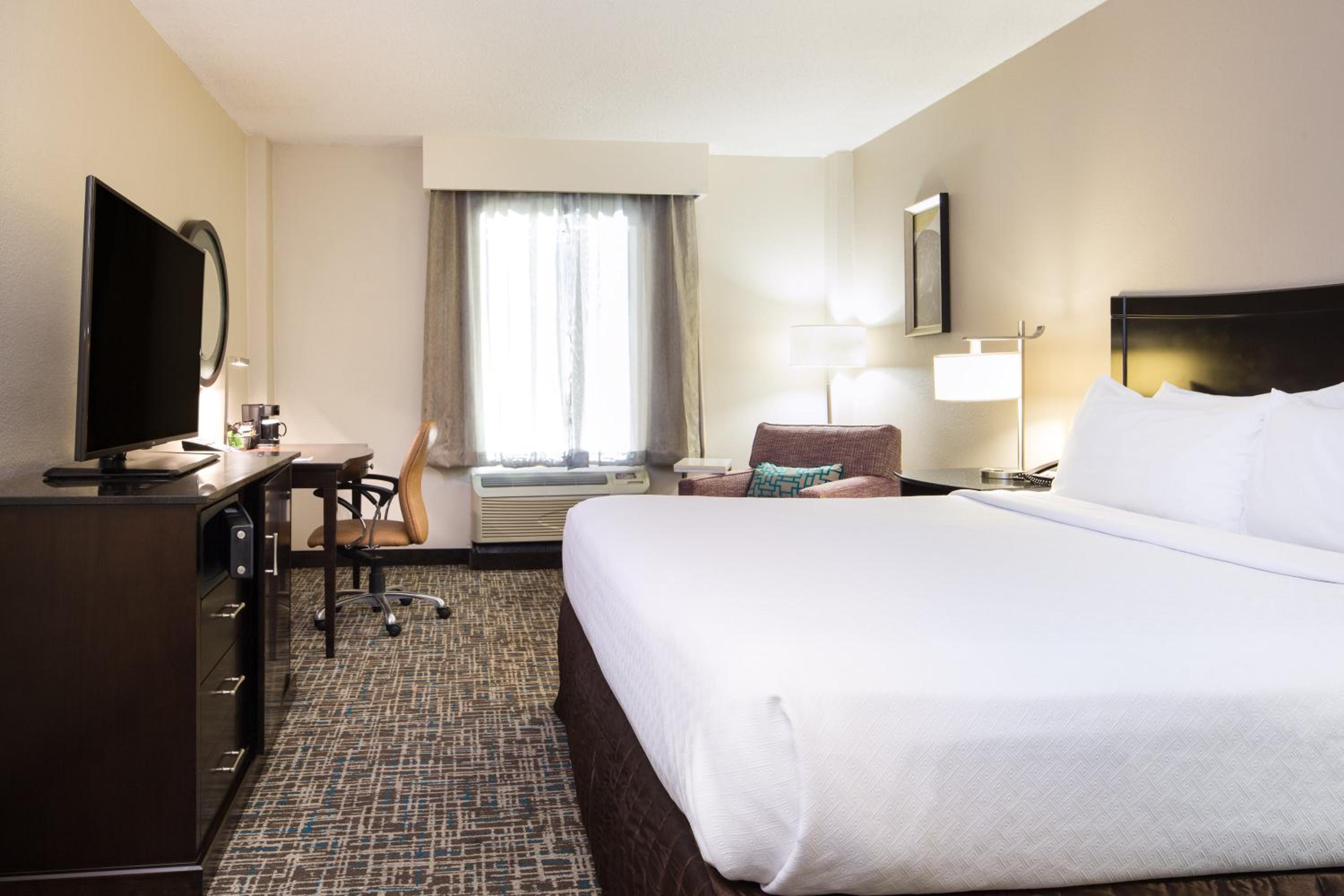 Standard King Room - Photo 3
