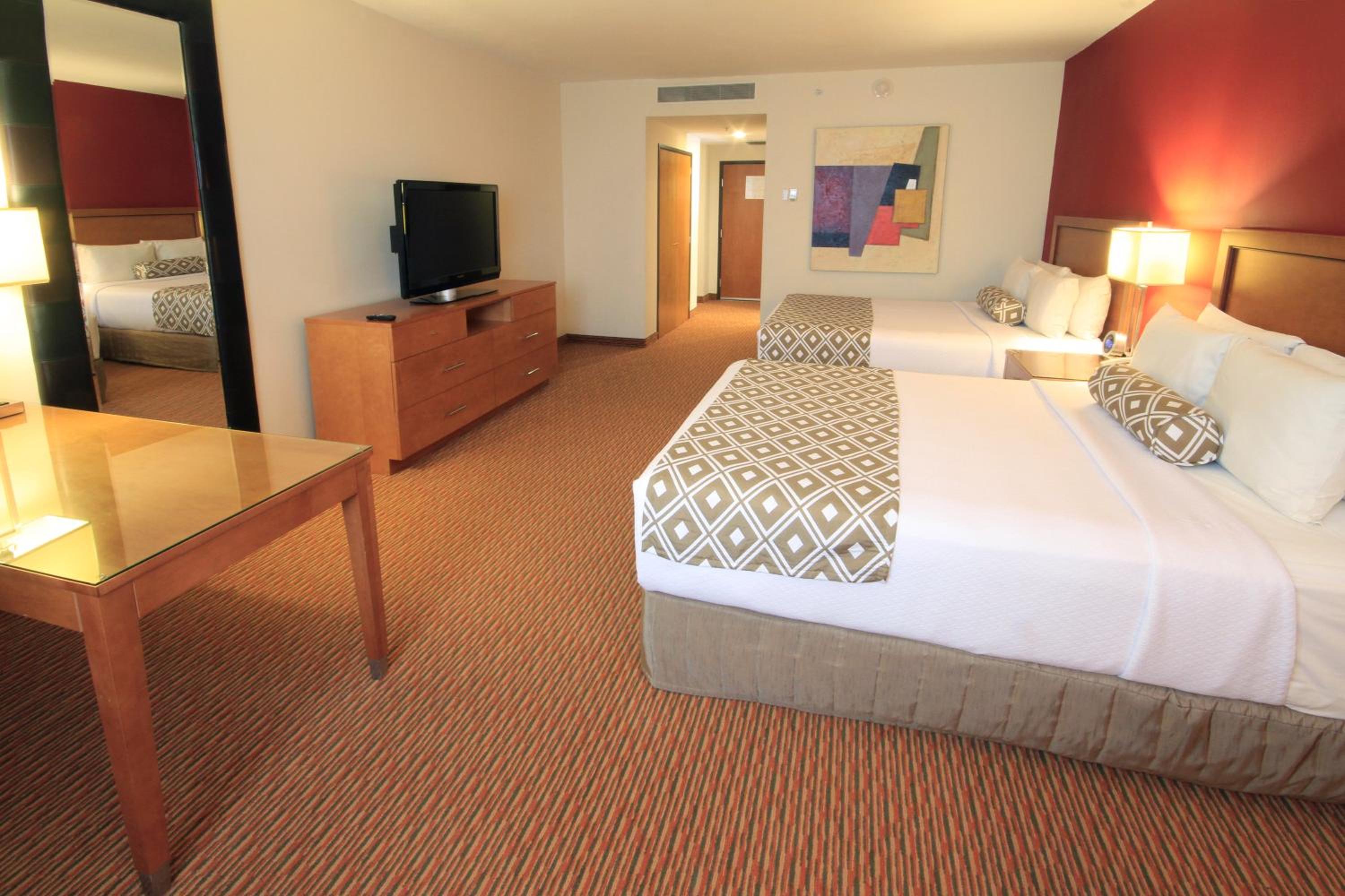 Standard Queen Room with Two Queen Beds - Photo 2