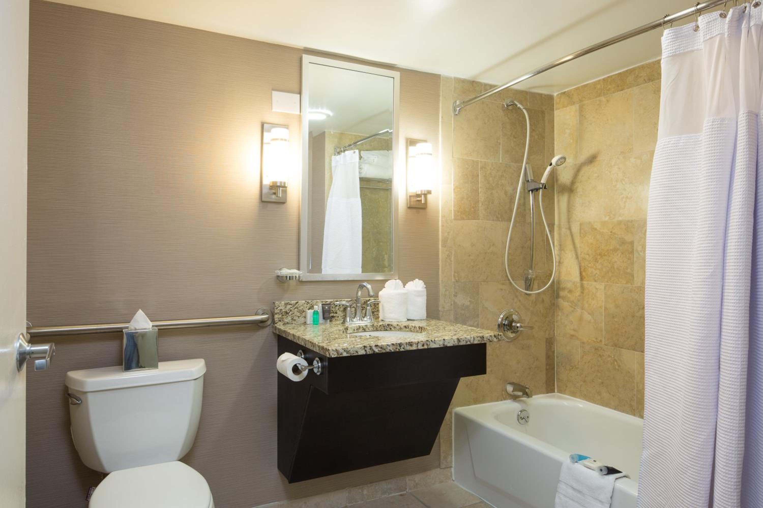 Standard King Room with Mobility Accessible Tub - Photo 4
