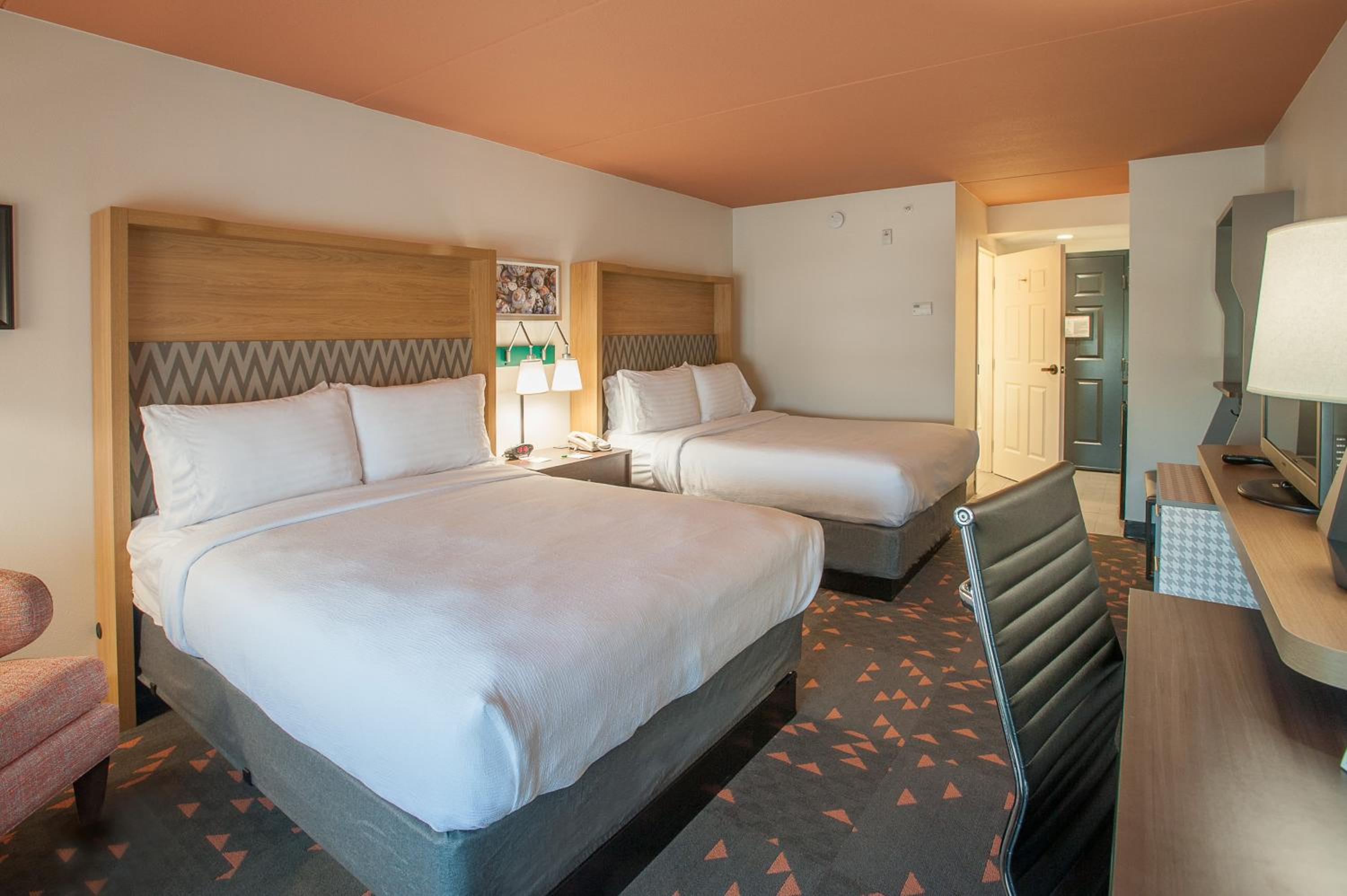 Standard Room with Two Queen Beds - Photo 4