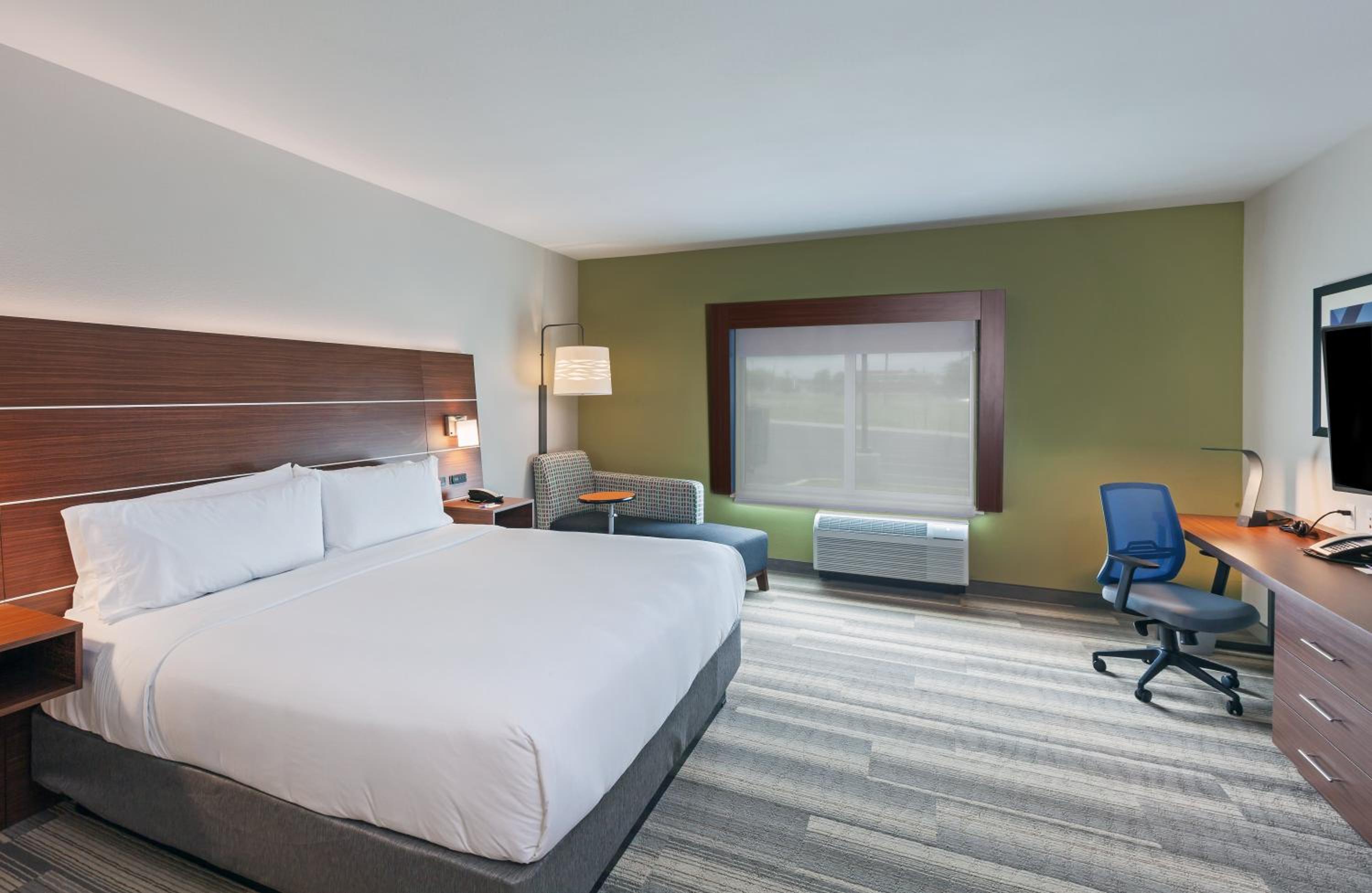 Standard King Room with Roll-in Shower - Mobility Accessible photo 1
