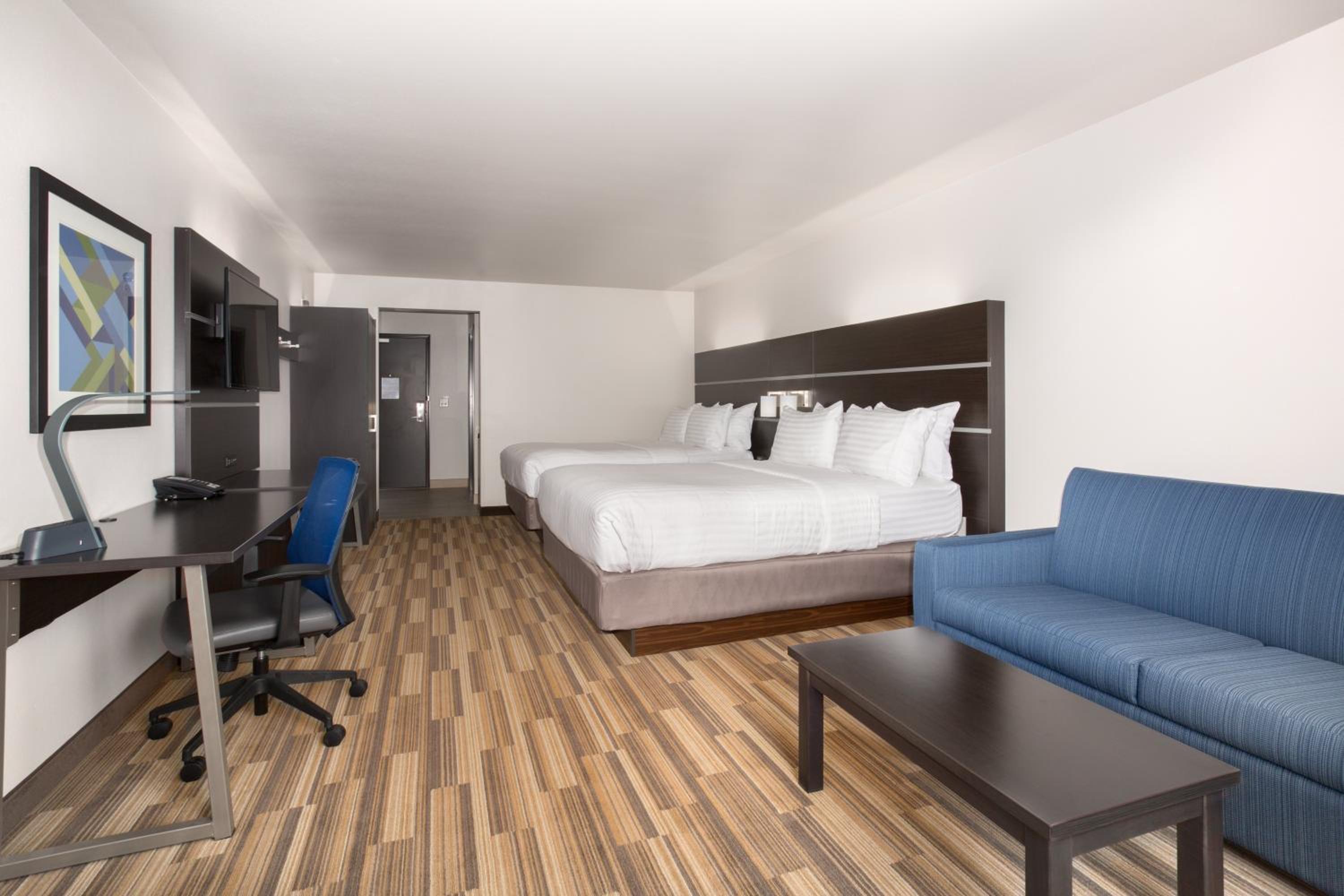 Standard Queen Room with Two Queen Beds and Tub - Mobility/Communications Accessible photo 3