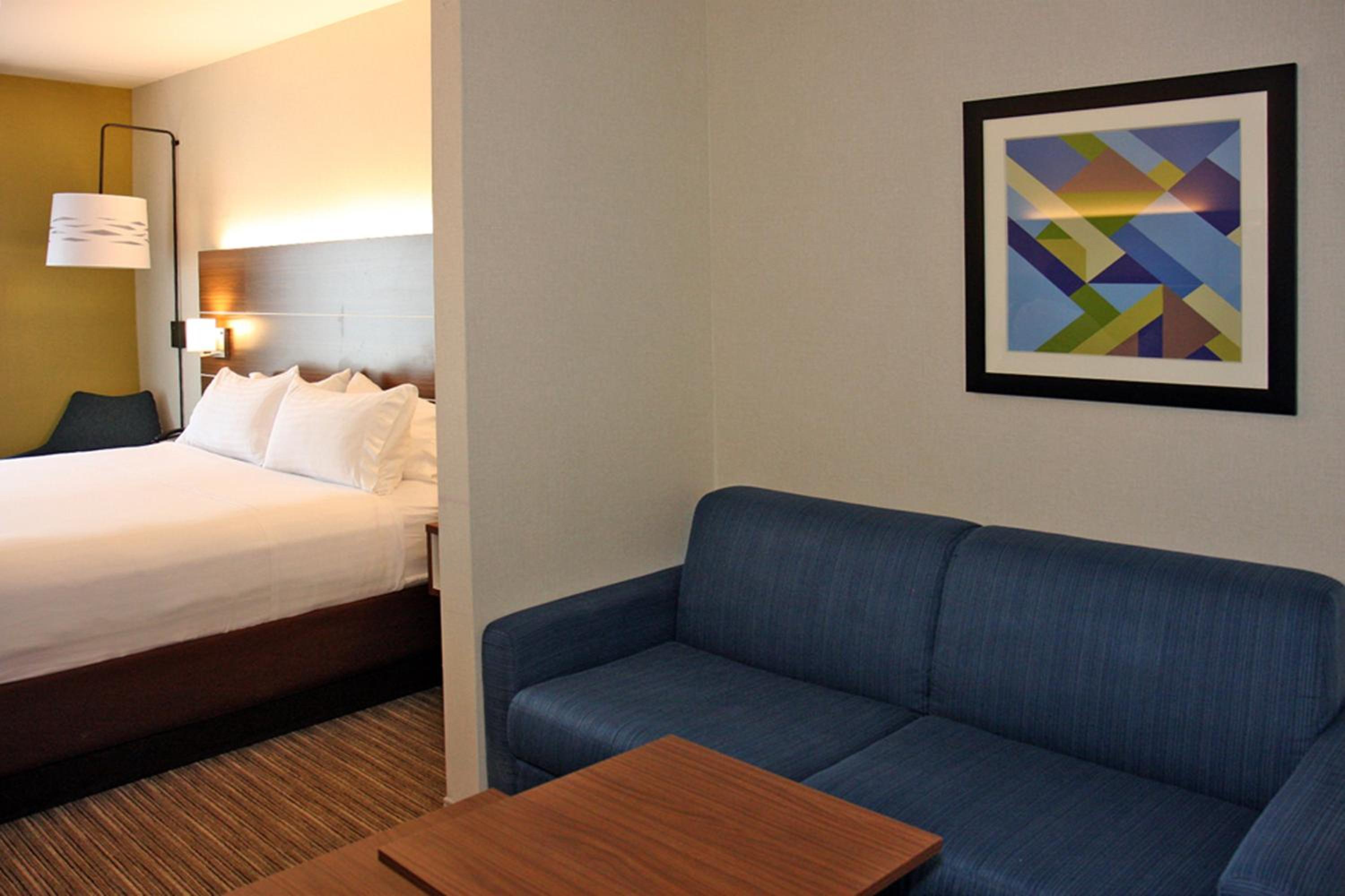Standard King Room - Photo 10
