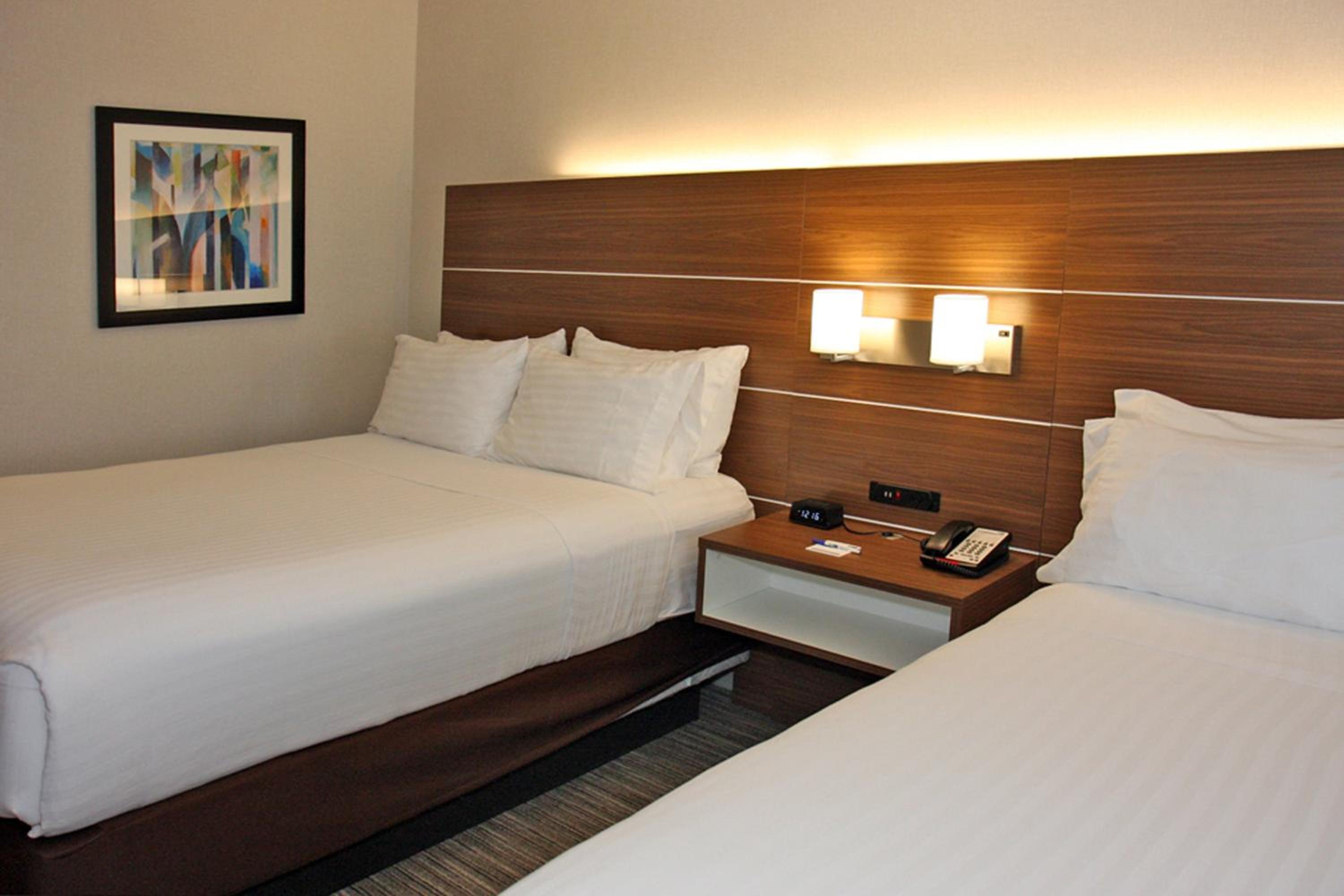 Standard Queen Room with Two Queen Beds - Photo 9