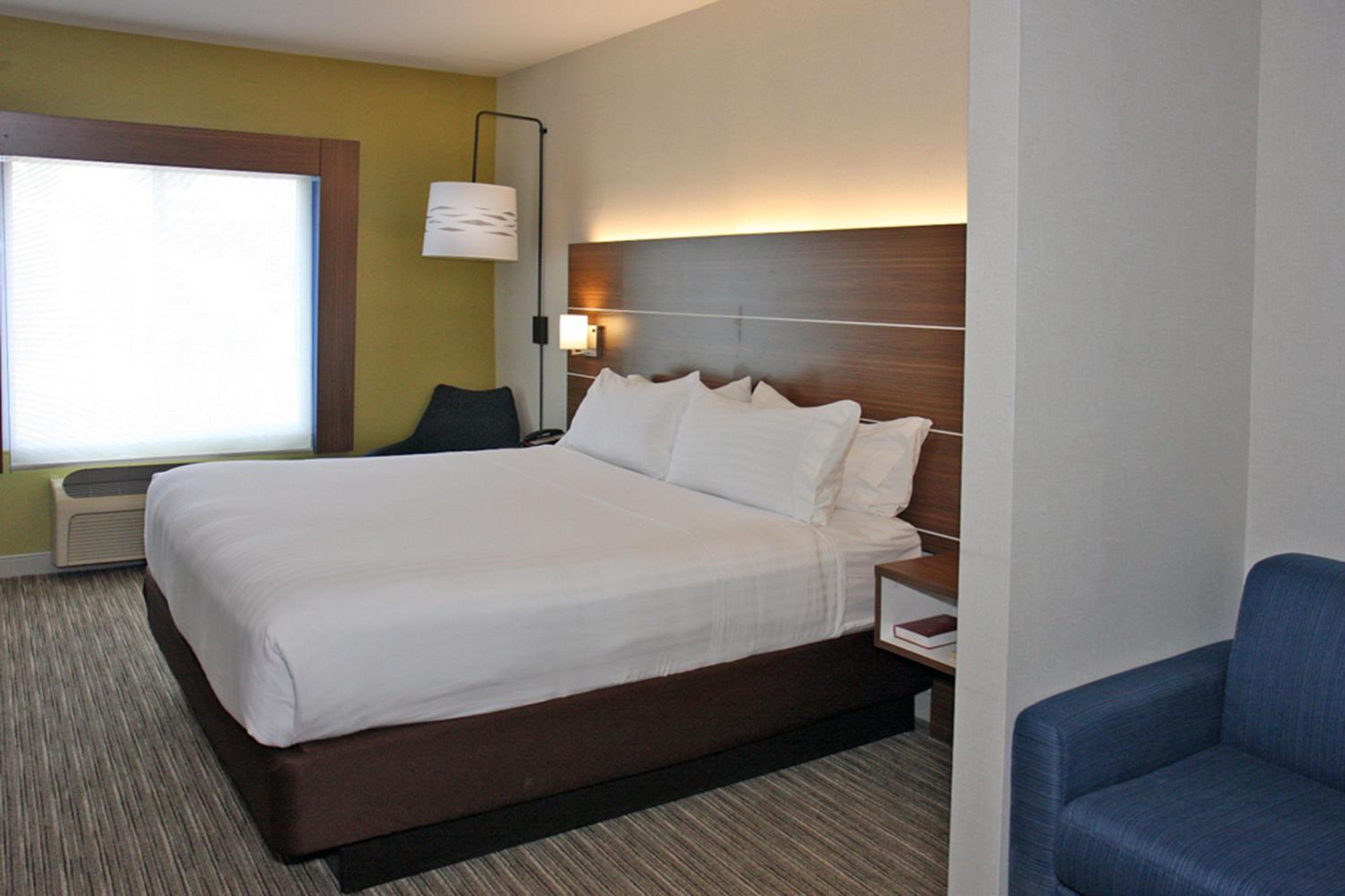 Standard King Room with Sofa Bed - Photo 7