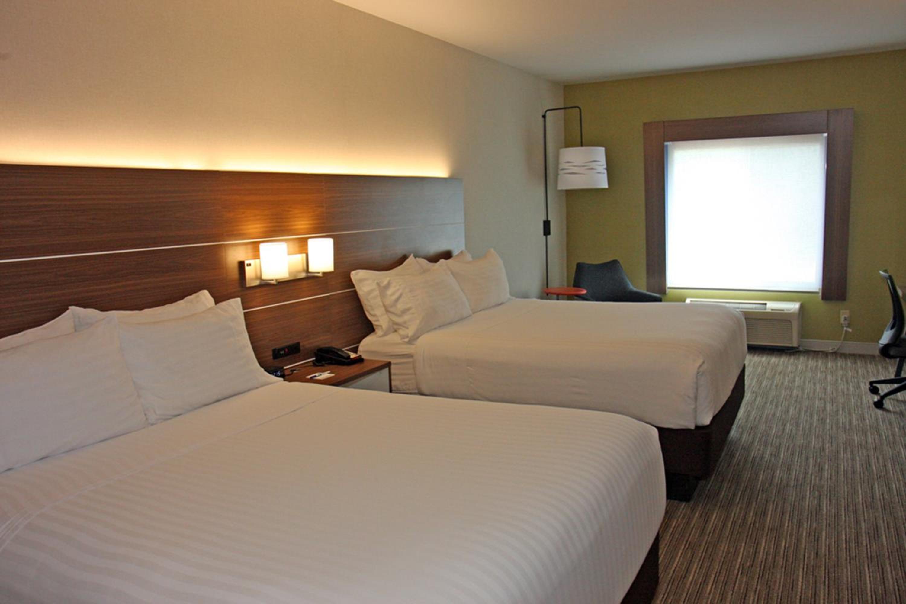 Standard Queen Room with Two Queen Beds - Photo 2