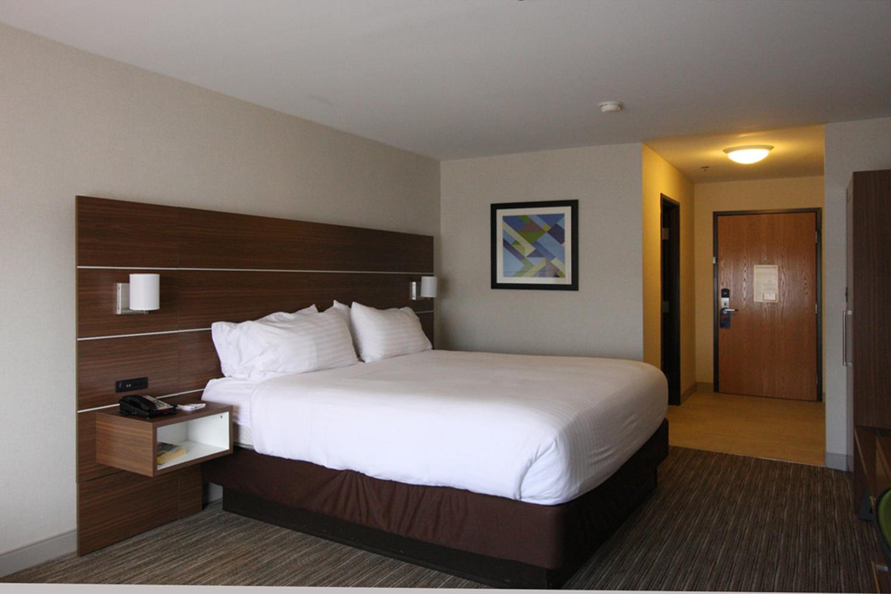 Standard King Room with Sofa Bed - Photo 6