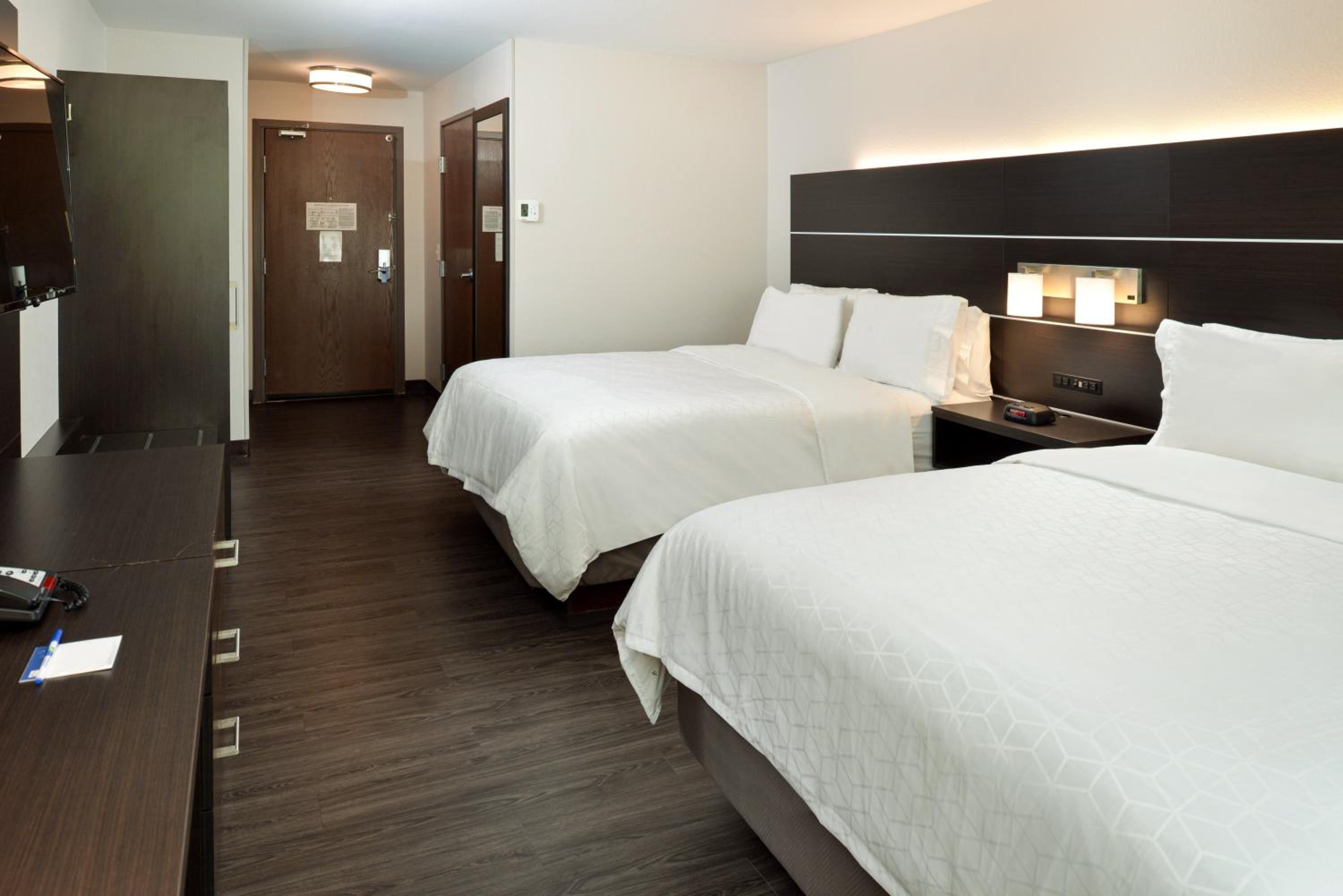 Suite with Two Queen Beds - Photo 4