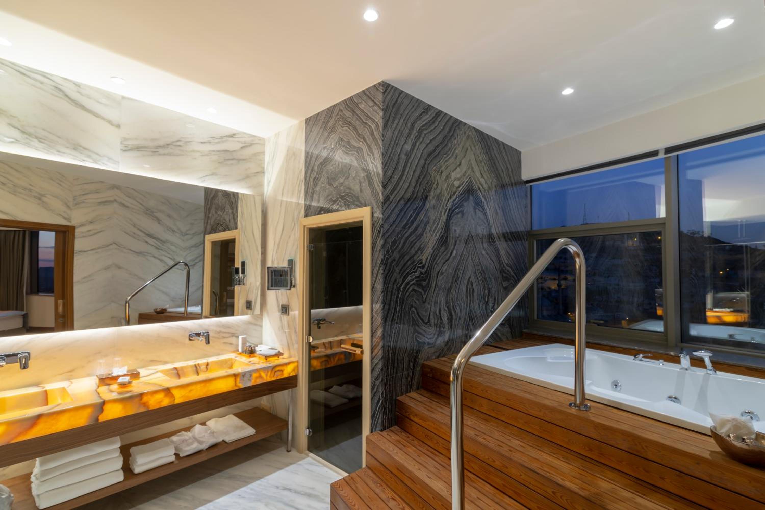 One-Bedroom King Suite with City View photo 2