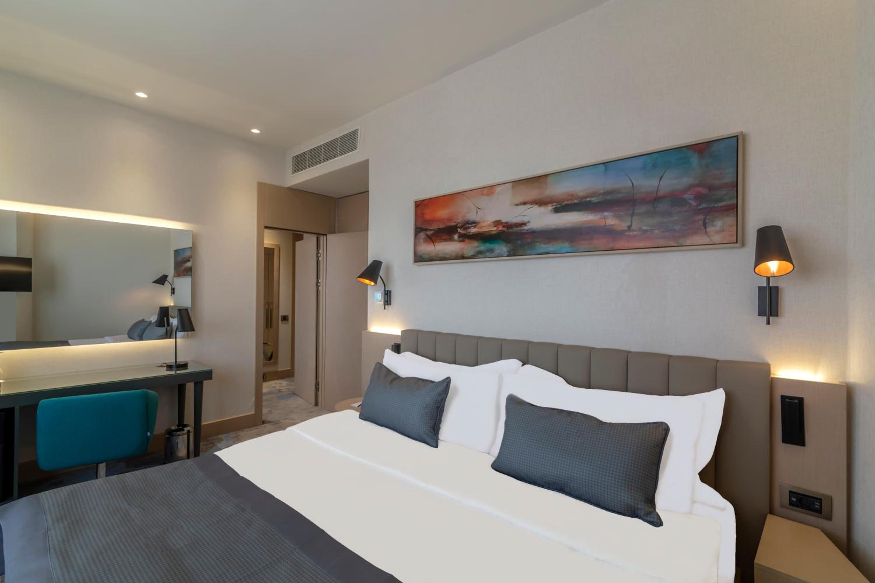 Standard King Room with City View