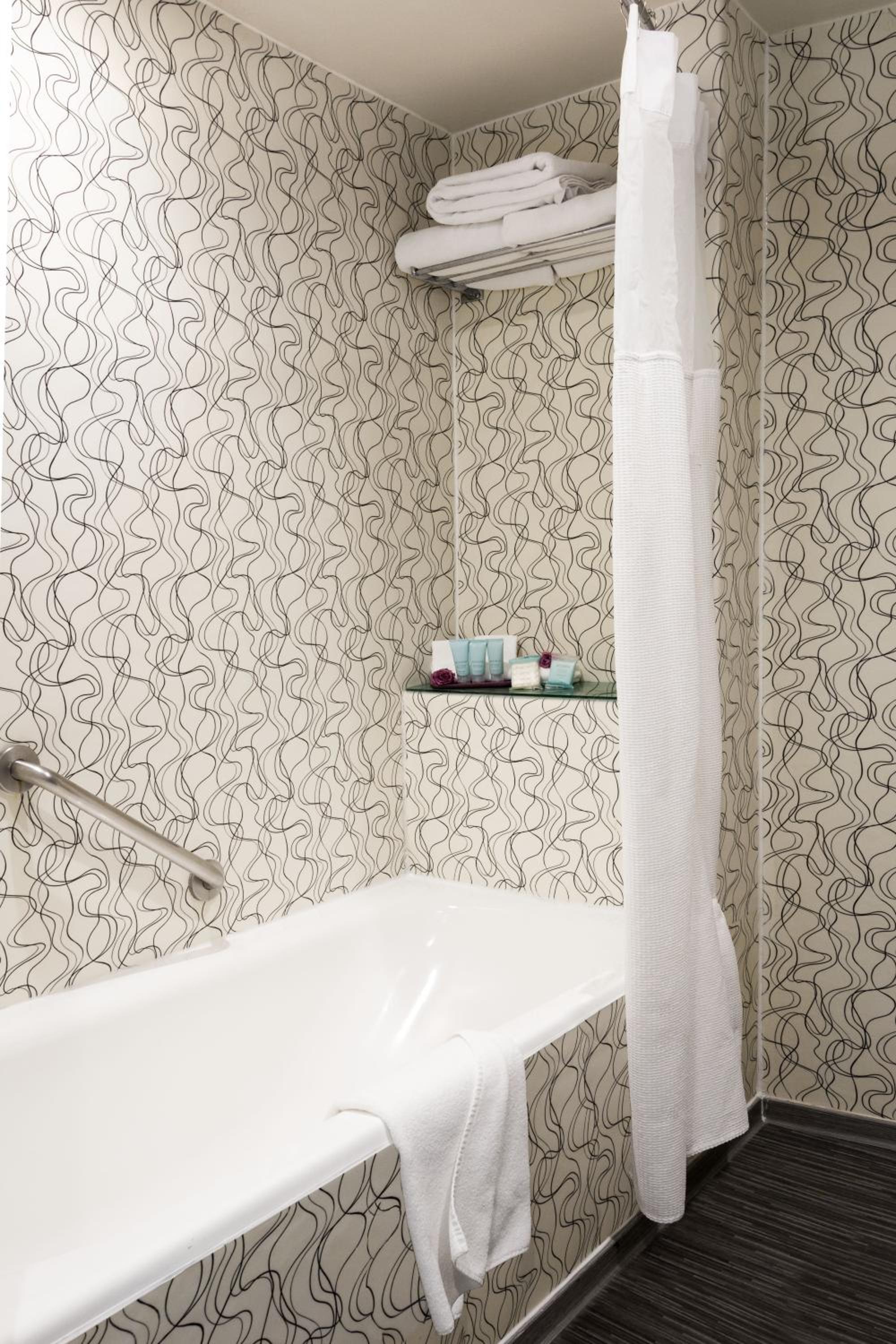 Standard King Room - Photo 4