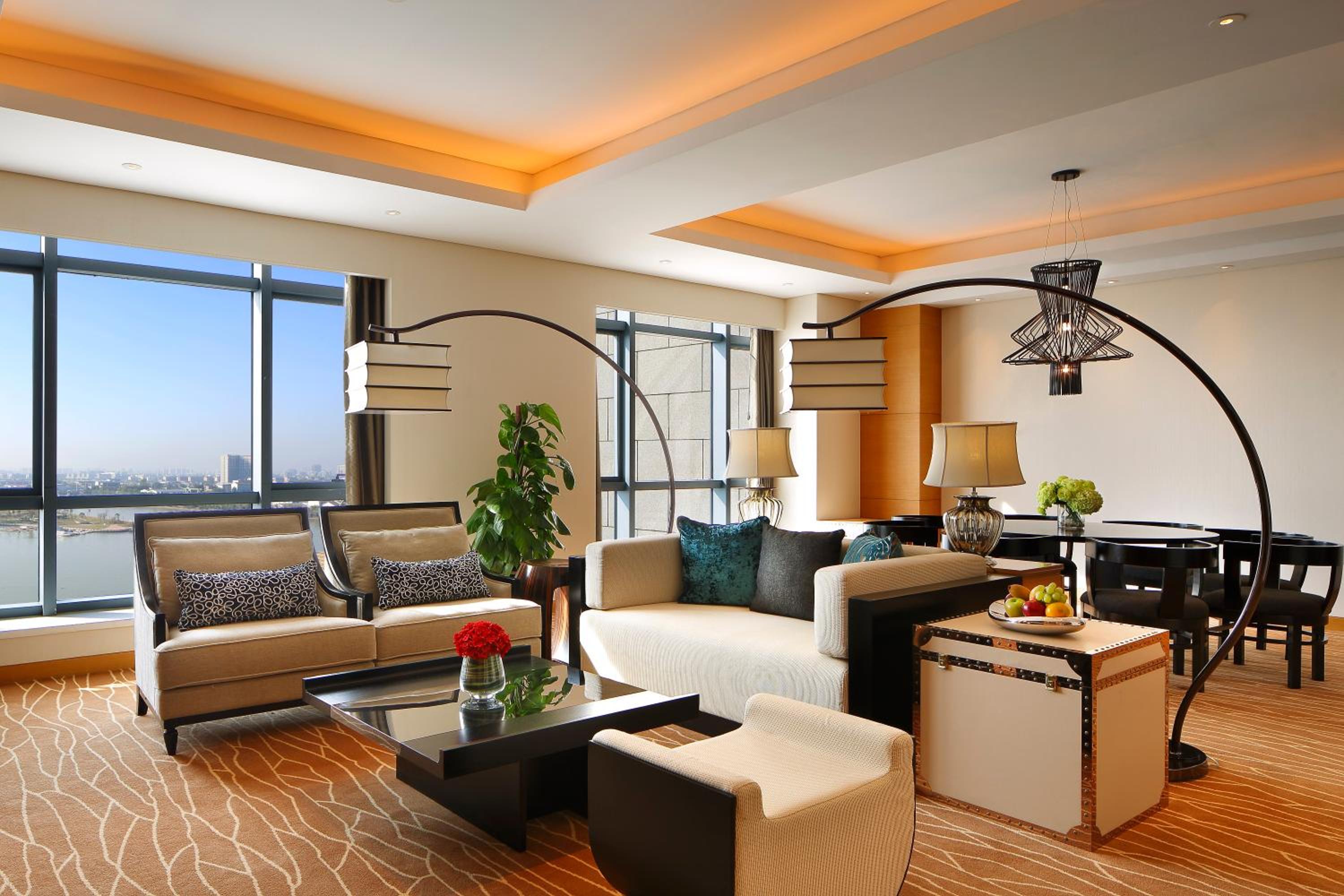 One-Bedroom King Suite with Lake View photo 1