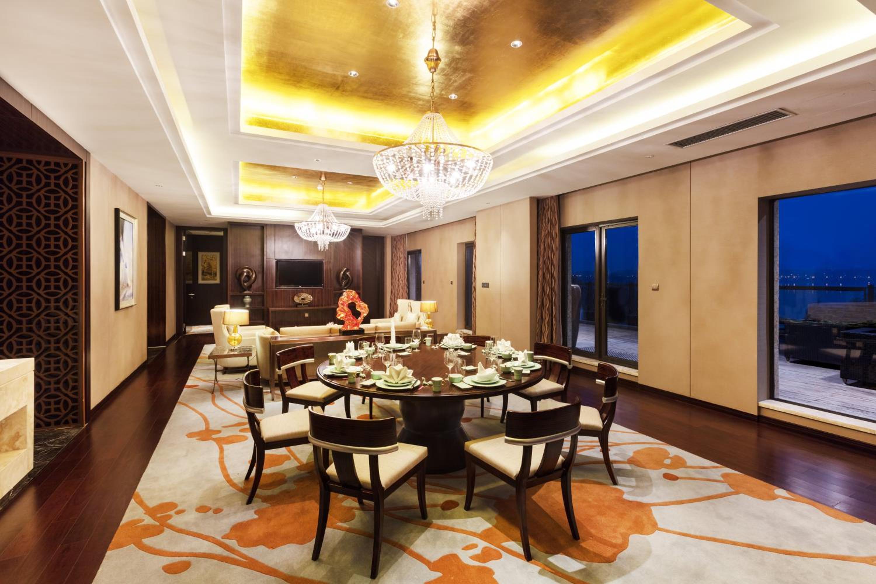 Presidential King Suite photo 1