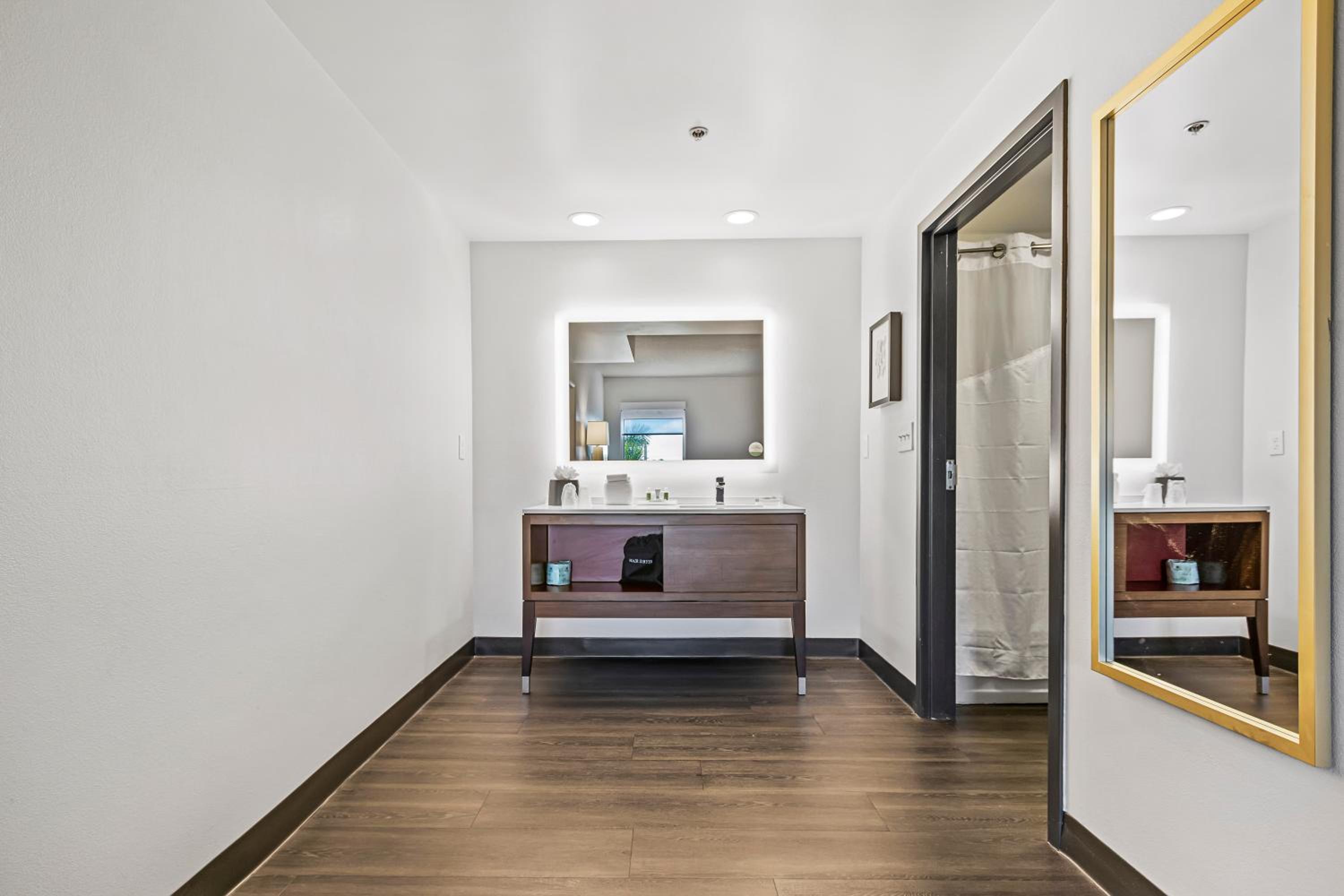 King Suite - Photo 3