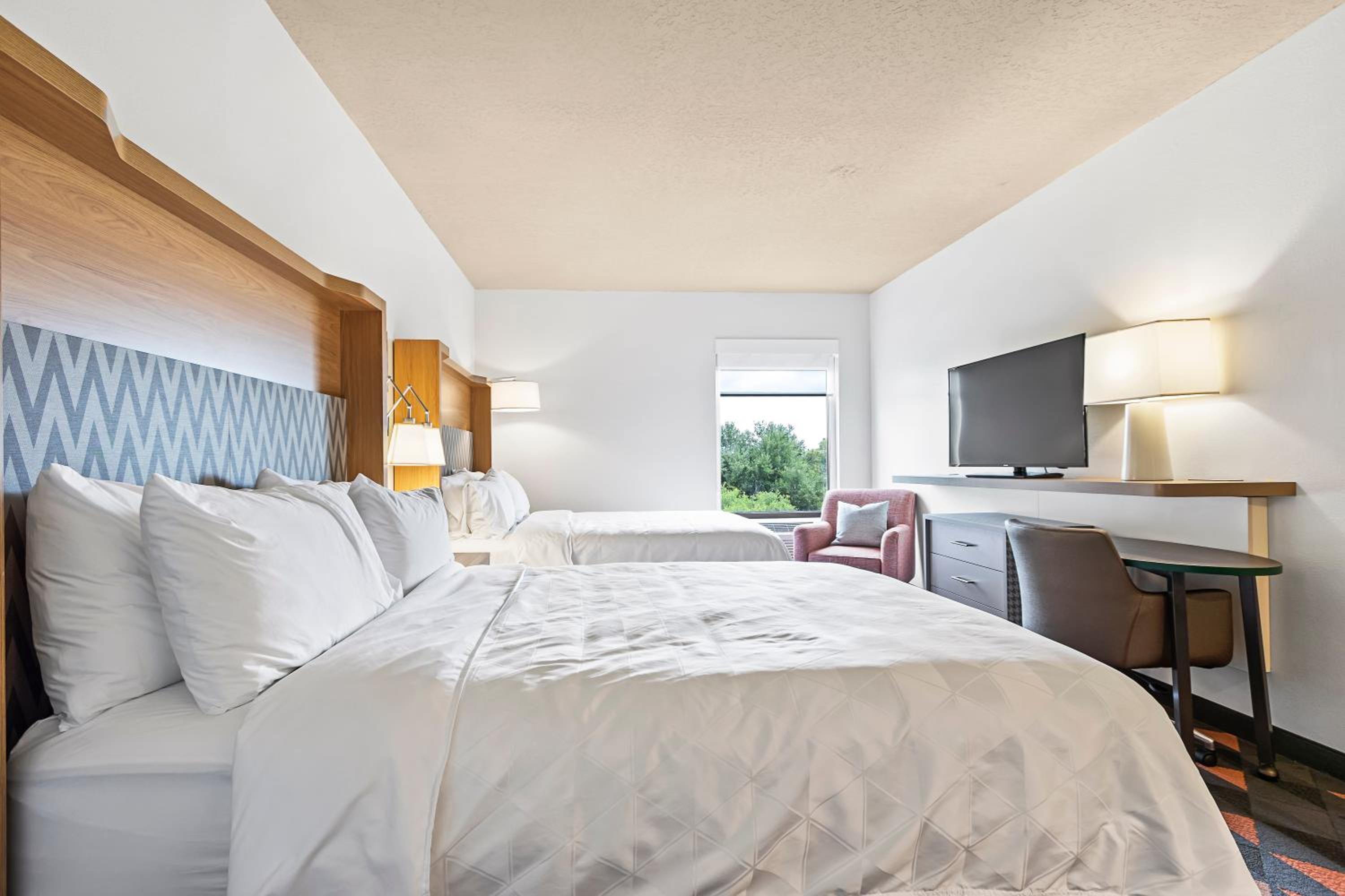 Standard Queen Room with Two Queen Beds - Photo 3