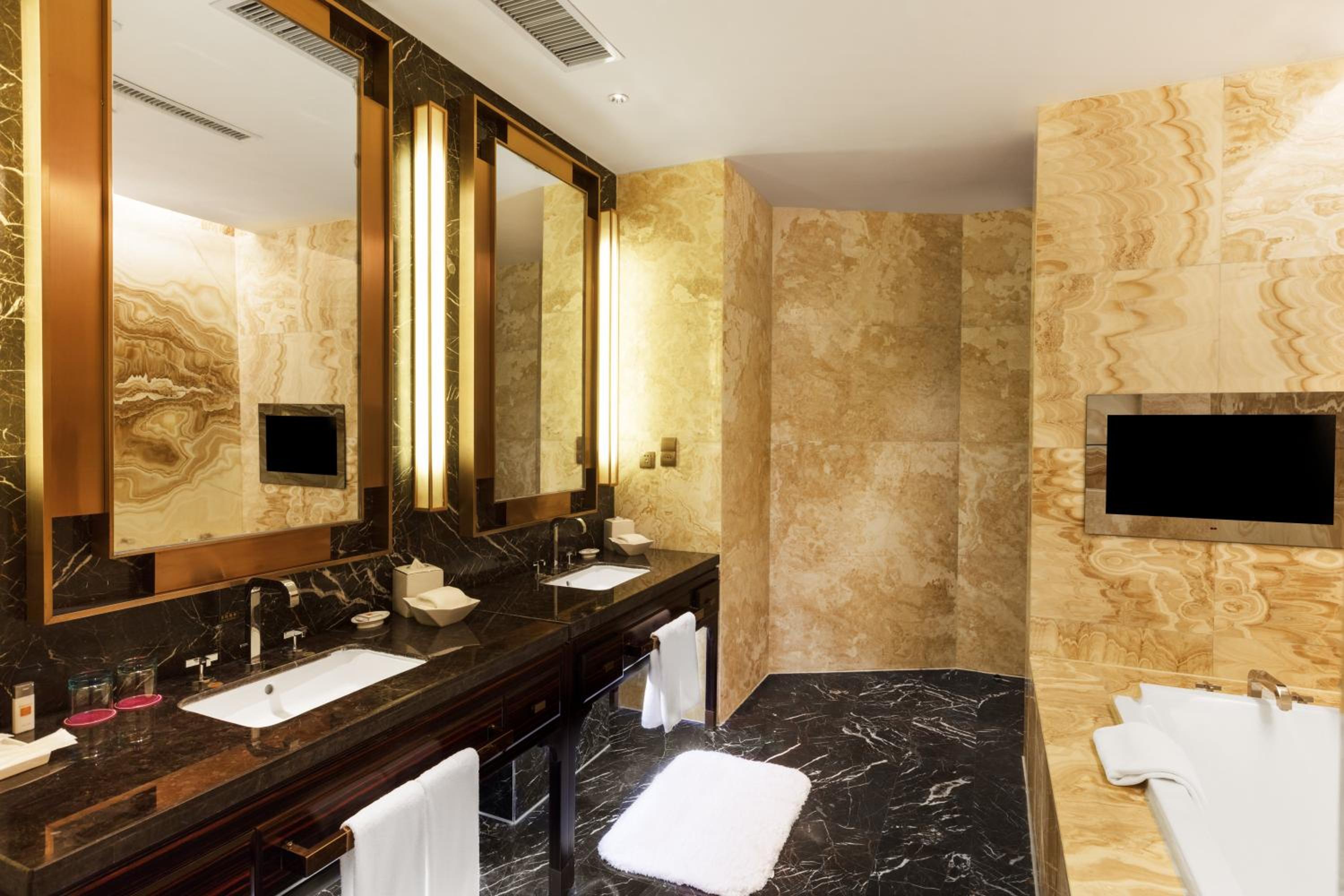 Presidential King Suite photo 3