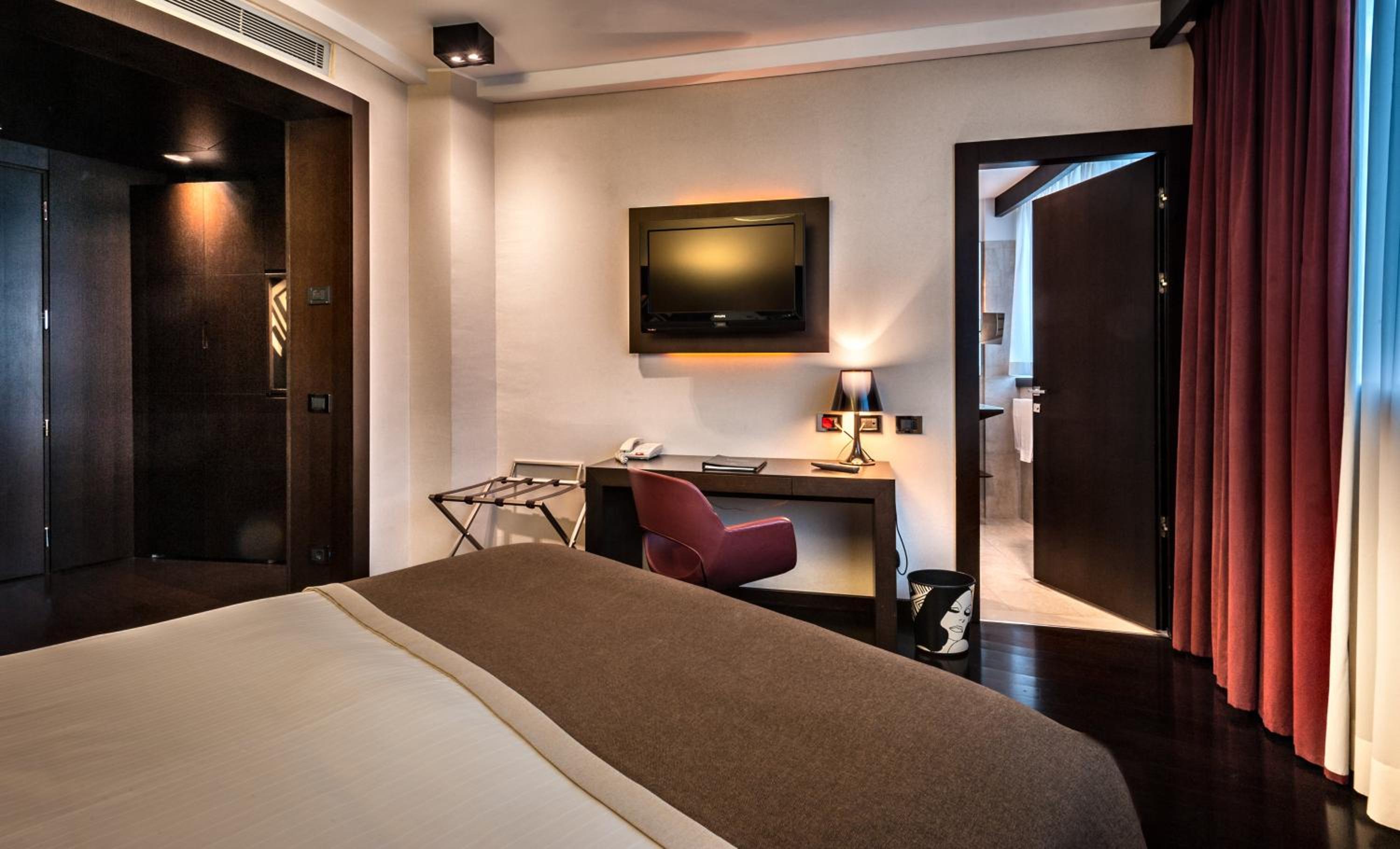 Premium Corner King Room thumbnail 6