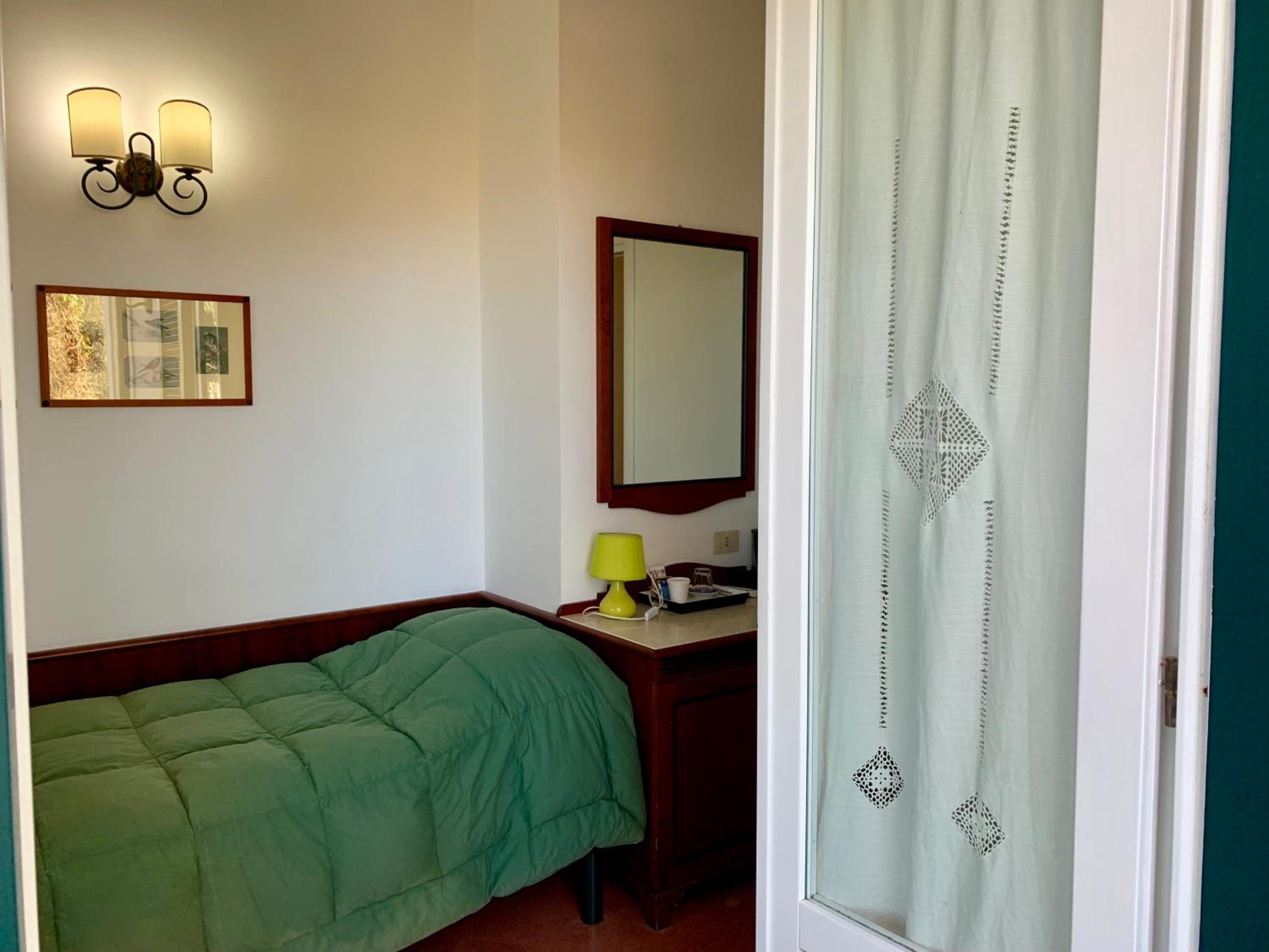 Superior Single Room with Patio and Sea View