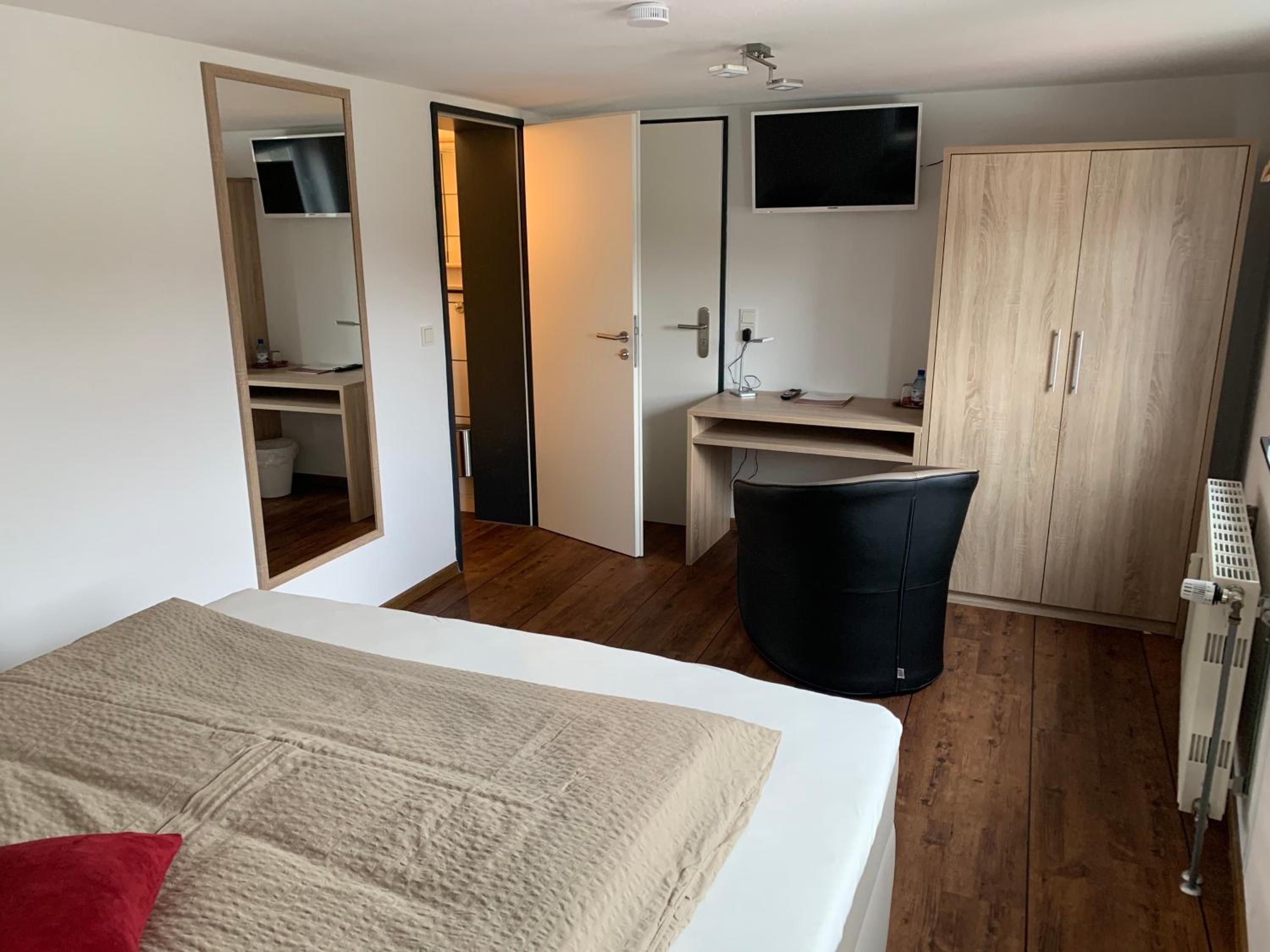 Double Room with Private Bathroom - Photo 3