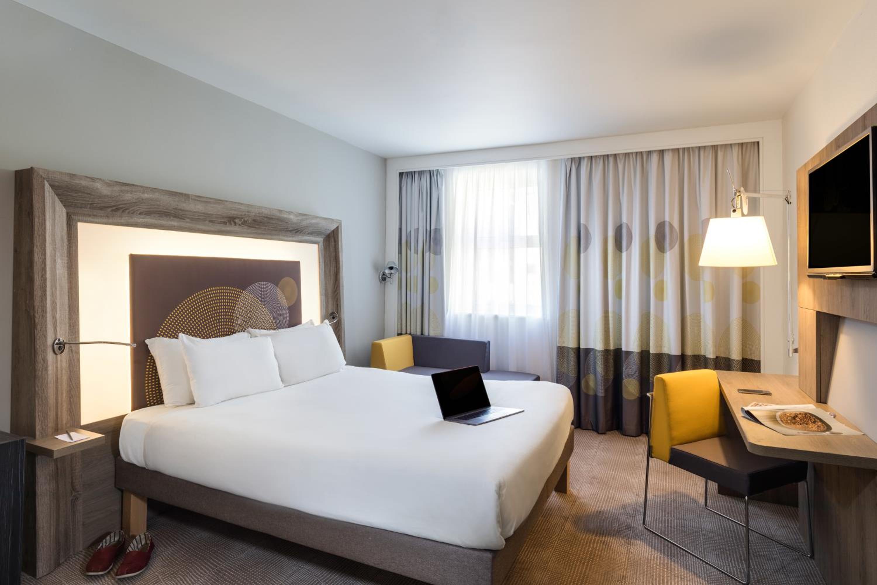 Executive Queen Room With Sofa Bed - Photo 5