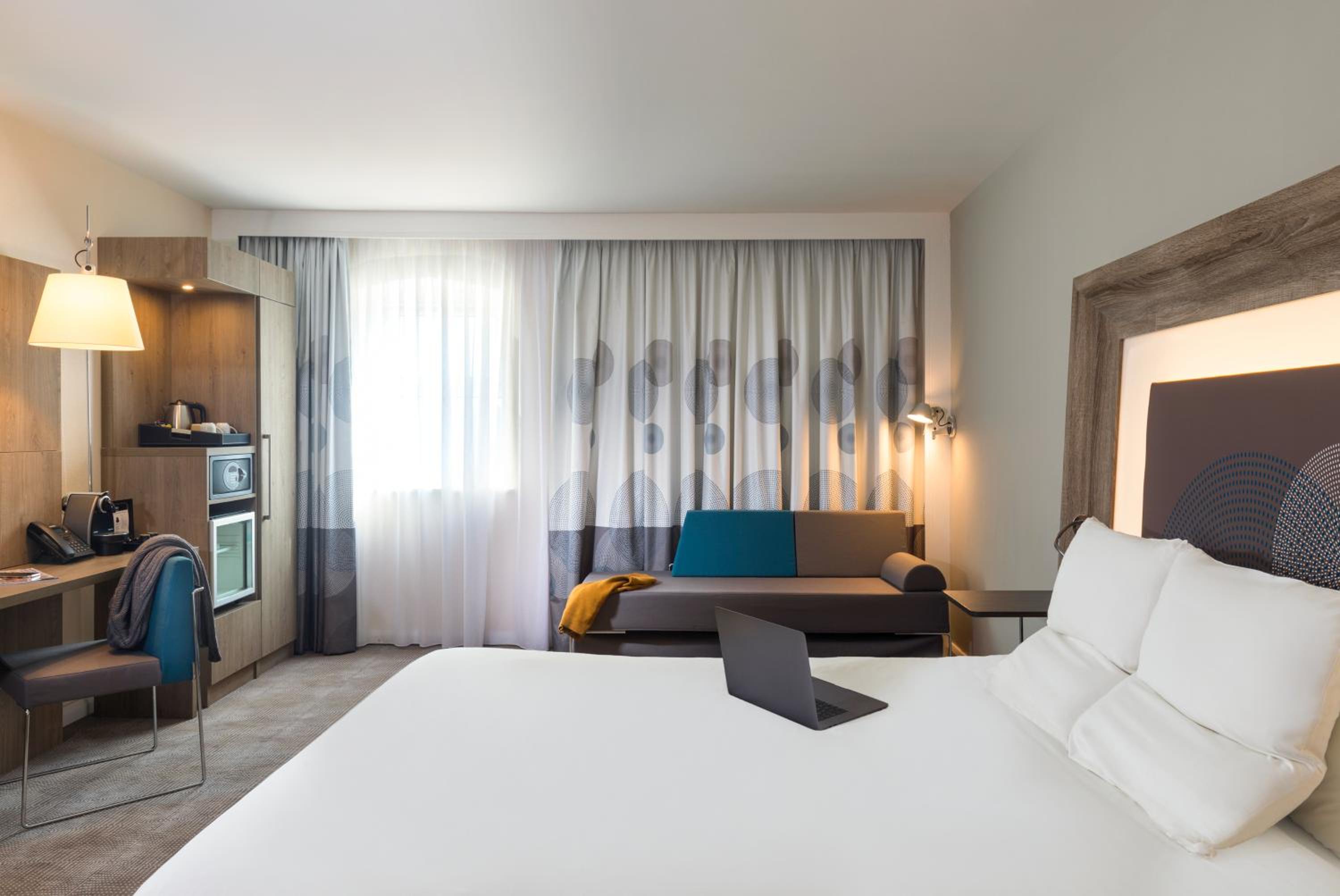 Executive Queen Room With Sofa Bed - Photo 3